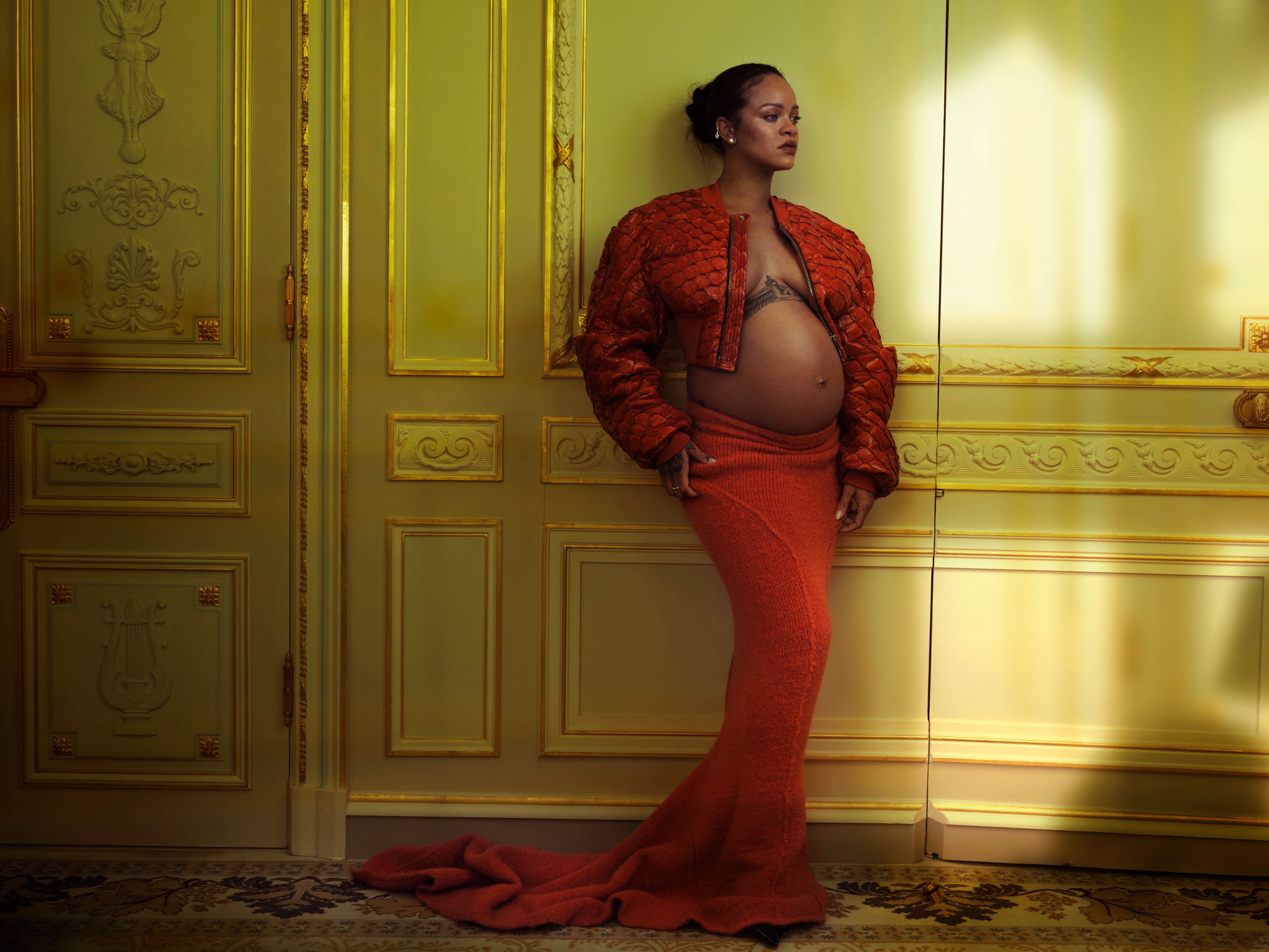 Rihanna, baby bump à l'air, elle ose le total look denim au défilé Louis  Vuitton – Grazia