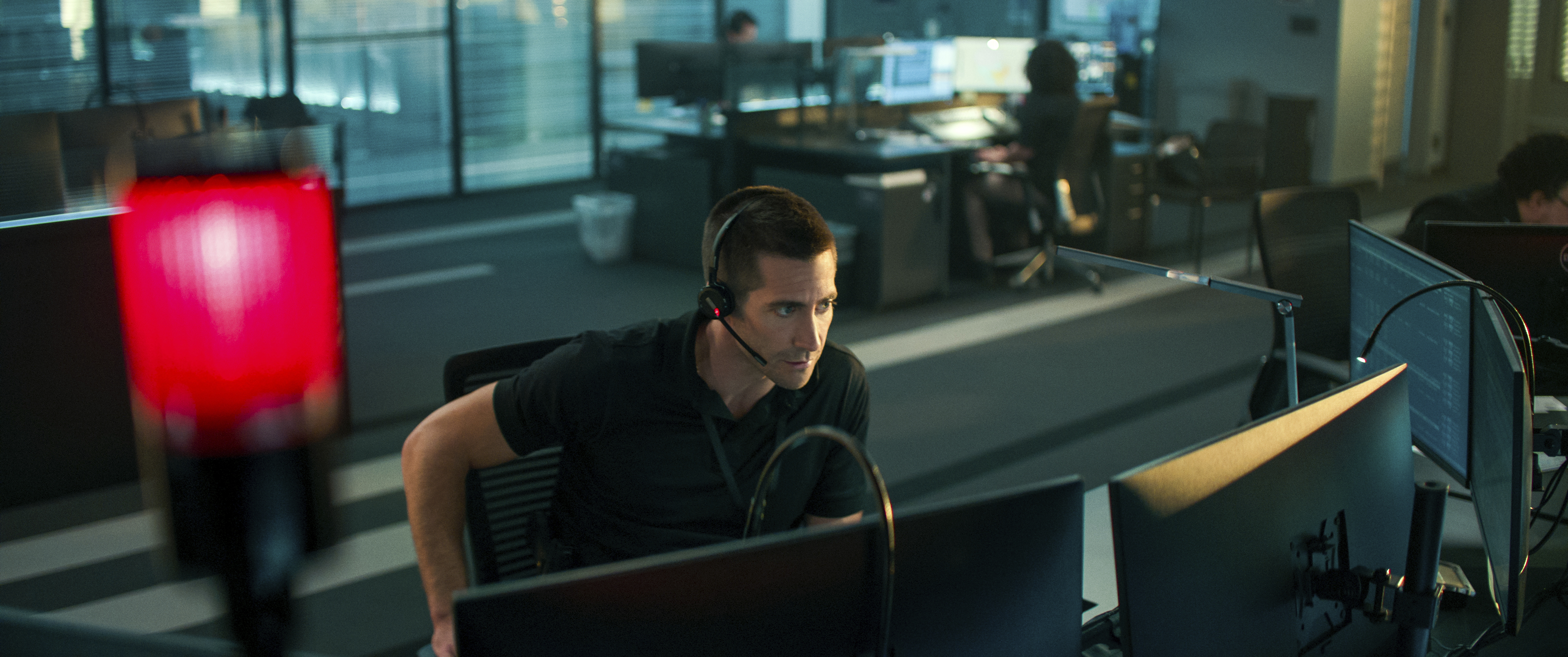 In 'The Guilty', Jake Gyllenhaal plays an increasingly frantic 911  dispatcher - The Boston Globe