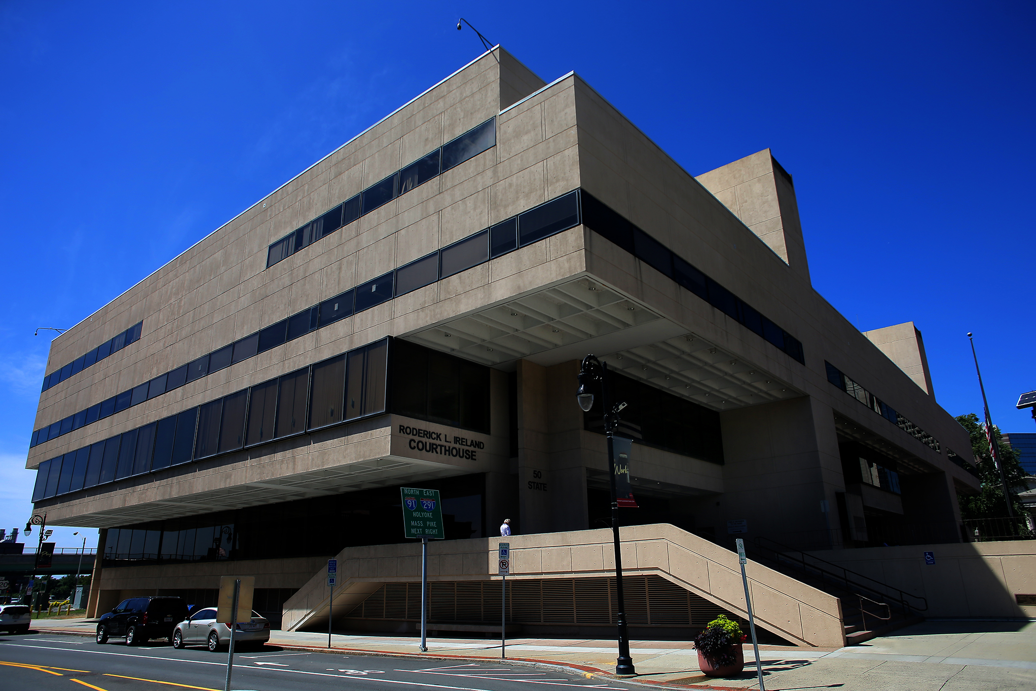 Western Mass. lawmakers press for new courthouse in Springfield after  building closed over mold concerns - The Boston Globe