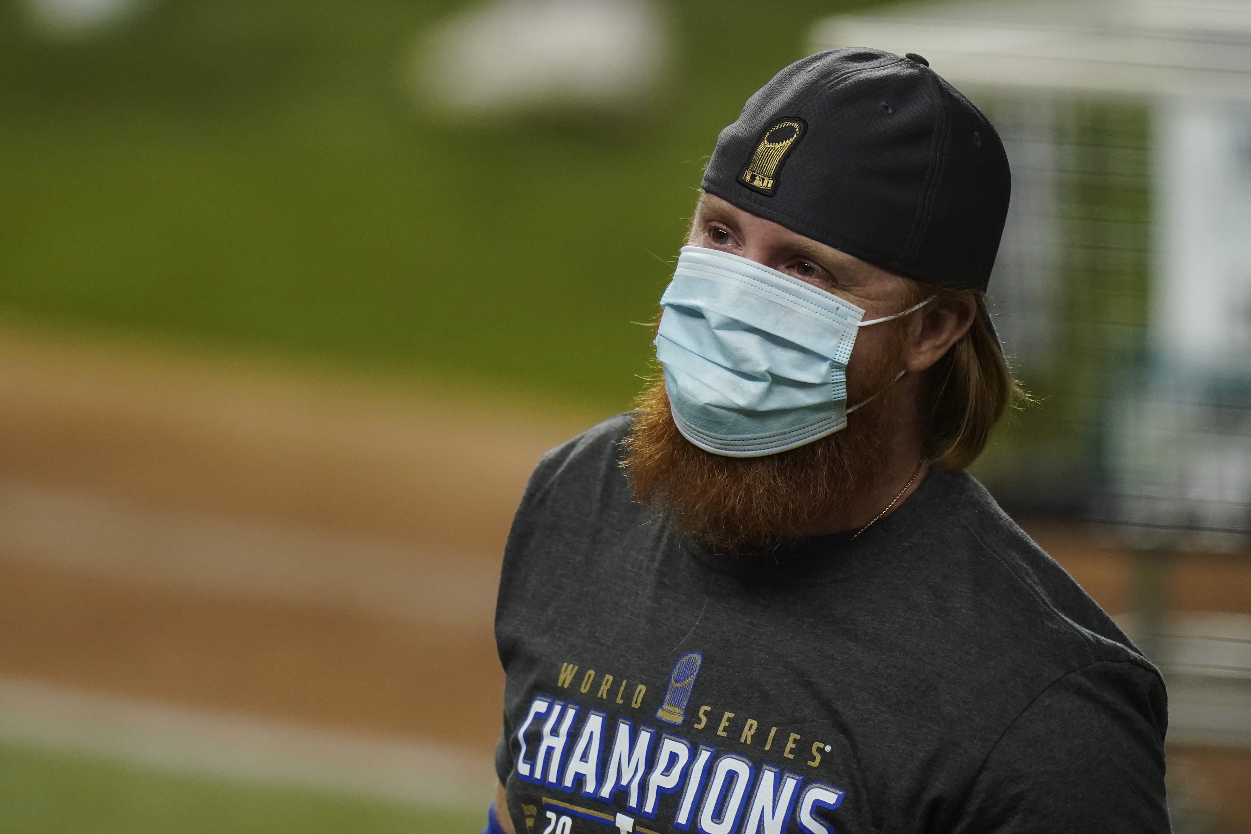Dodgers' Justin Turner will not be disciplined by MLB for returning to  field during World Series after positive COVID-19 test - ABC7 Los Angeles