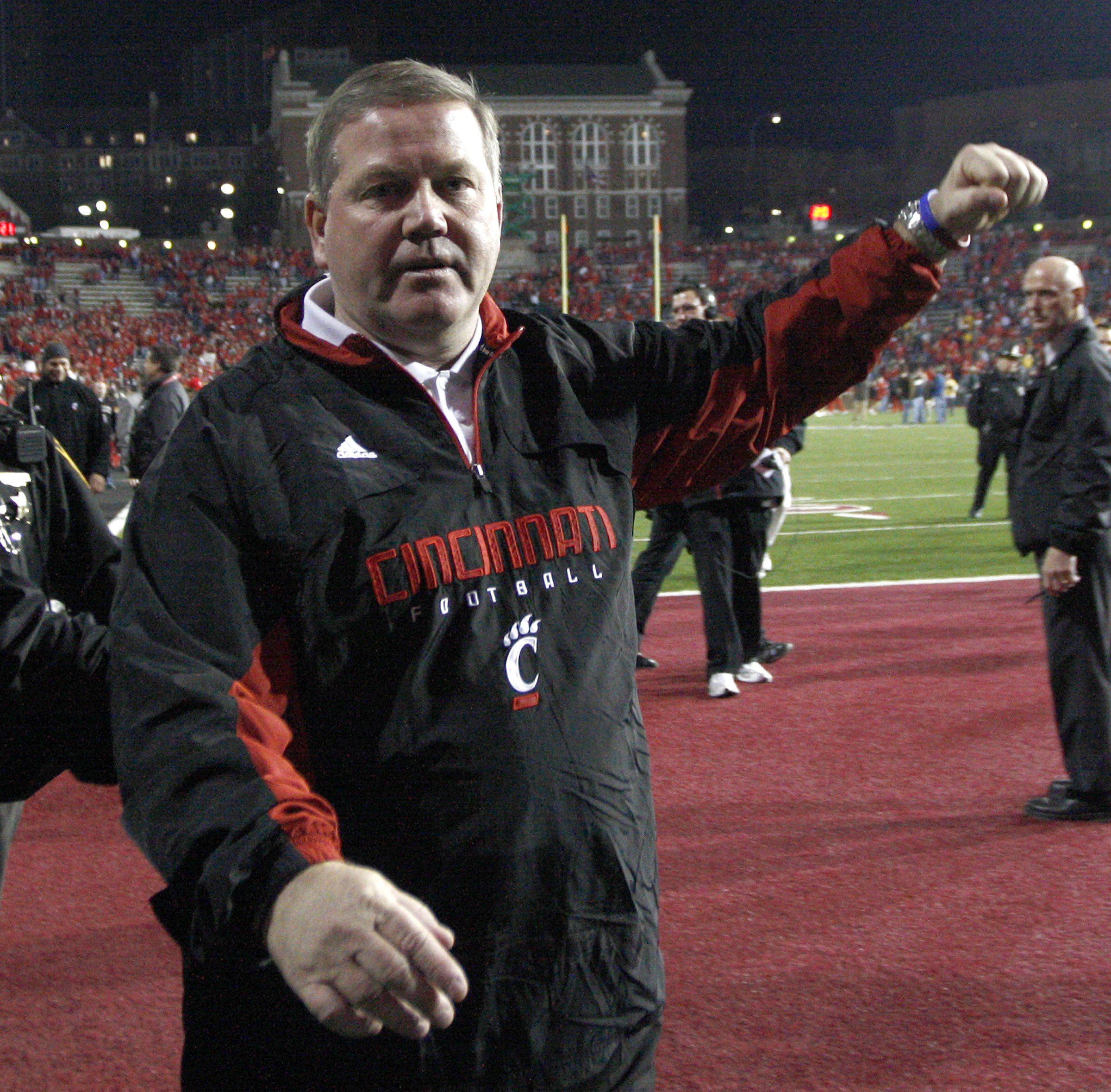 Brian Kelly celebrates a 2009 win at Cincinnati.