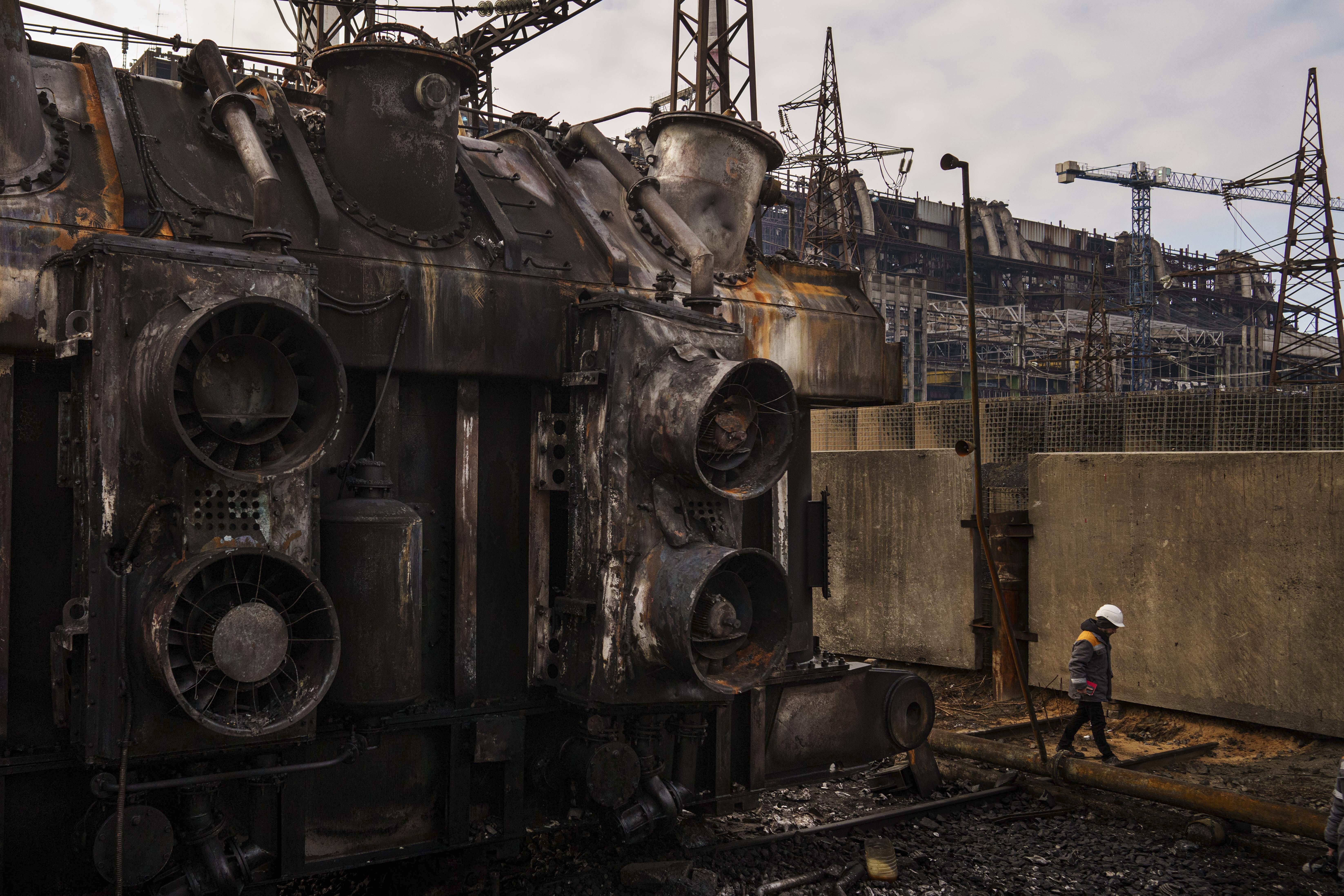 Ukrainian energy workers carry out repairs despite Russia's