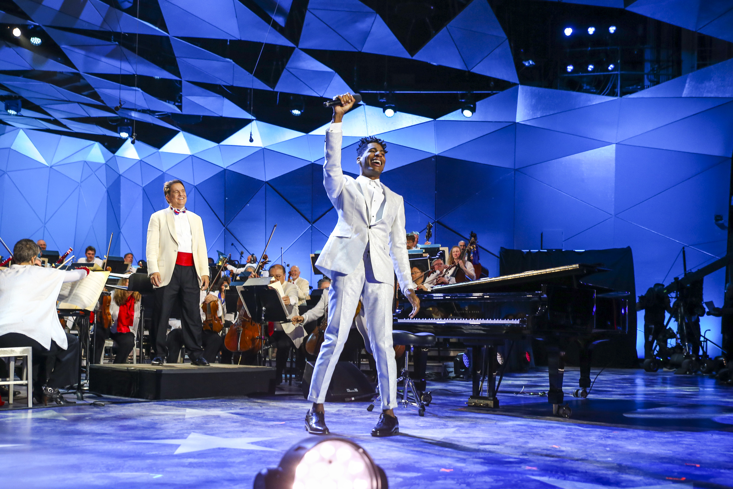 John Batiste tampil di Boston Pops 4 Juli 2021 dengan Keith Lockhardt di Donglewood Kowzewski Music Shed.