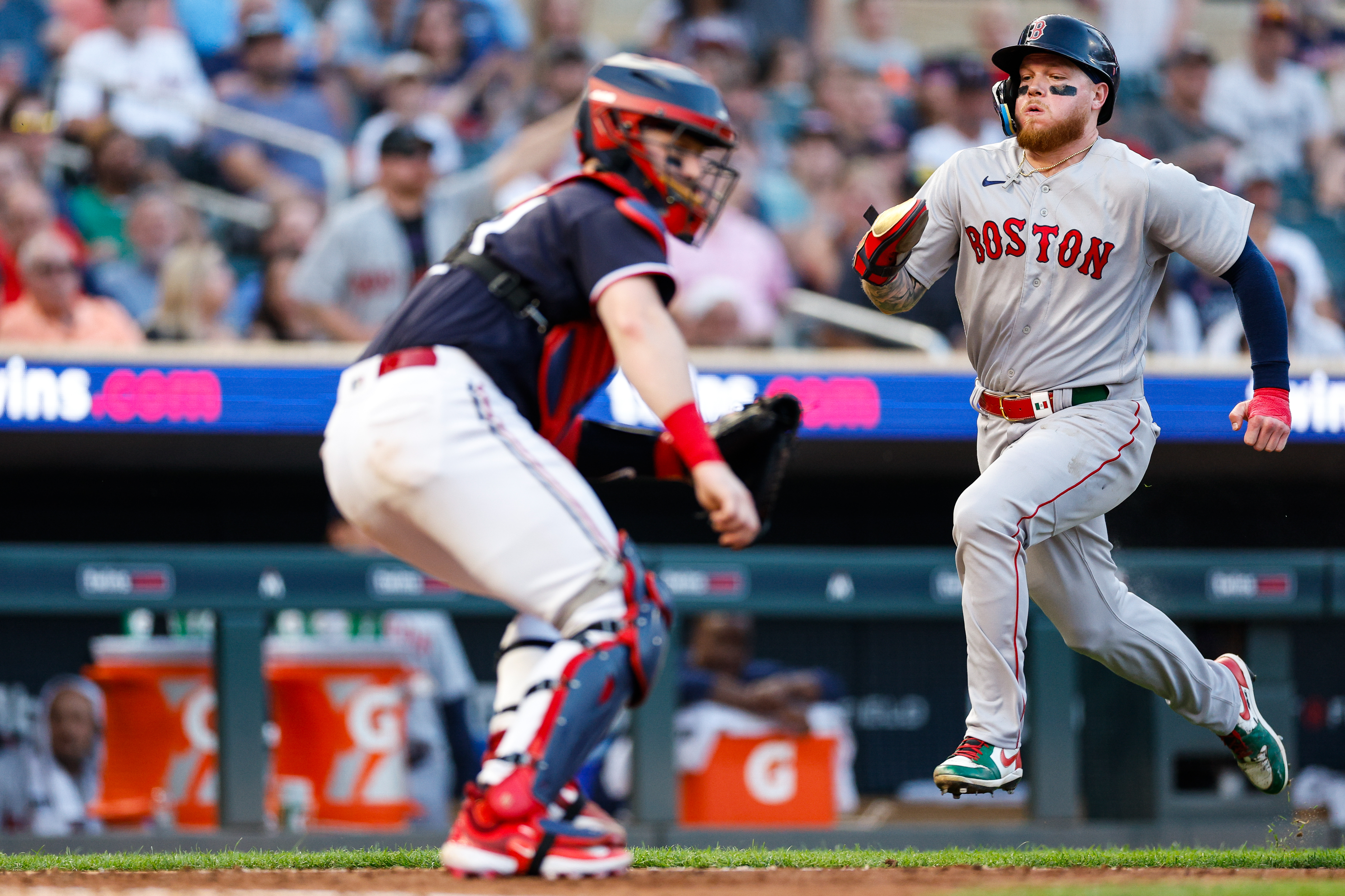 Kyle Farmer hits walk-off single in extra innings vs. Red Sox