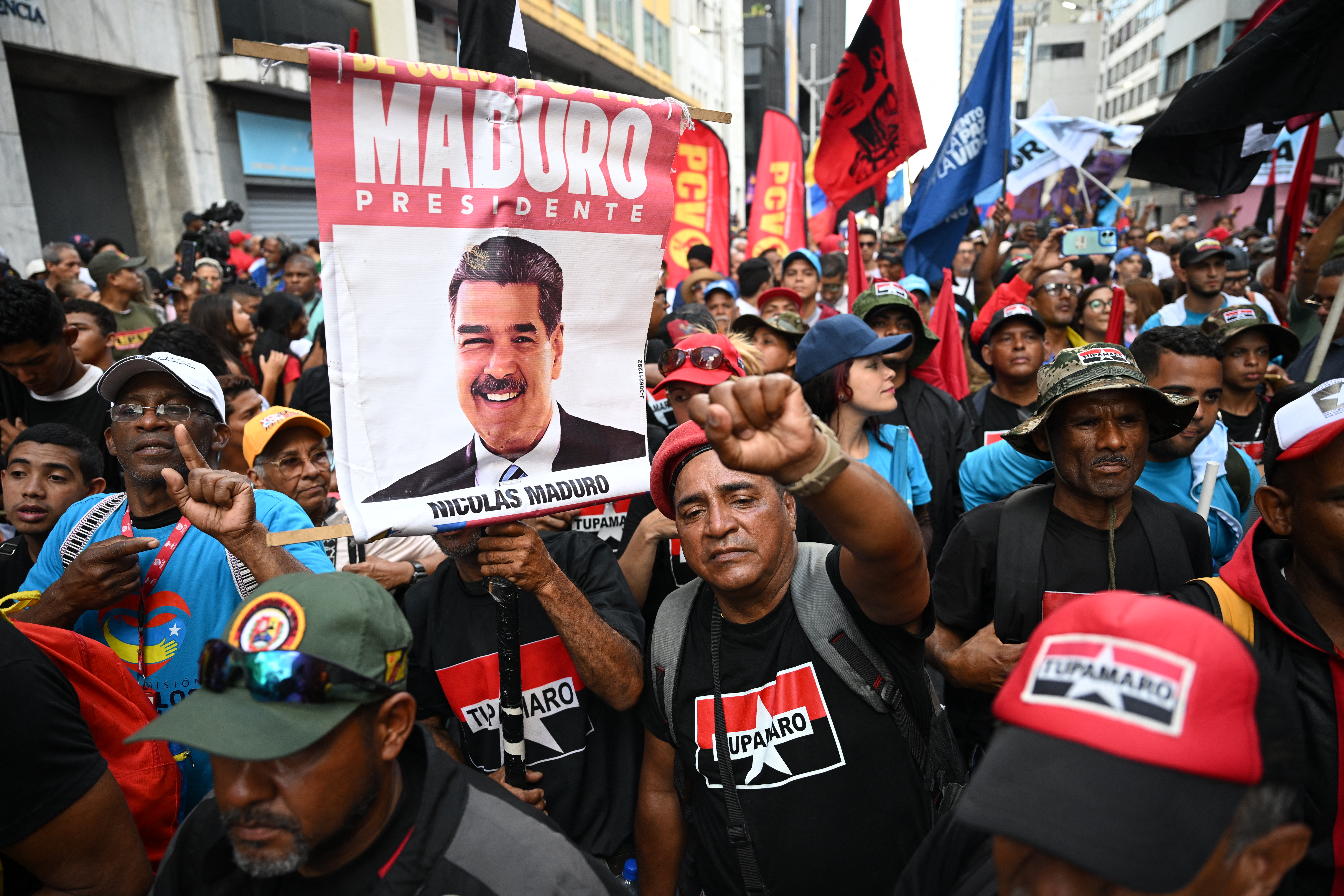 Os crimes contra a honra estão enumerados nos artigos 138 a 140 do Código  Penal., image size:6192x4128