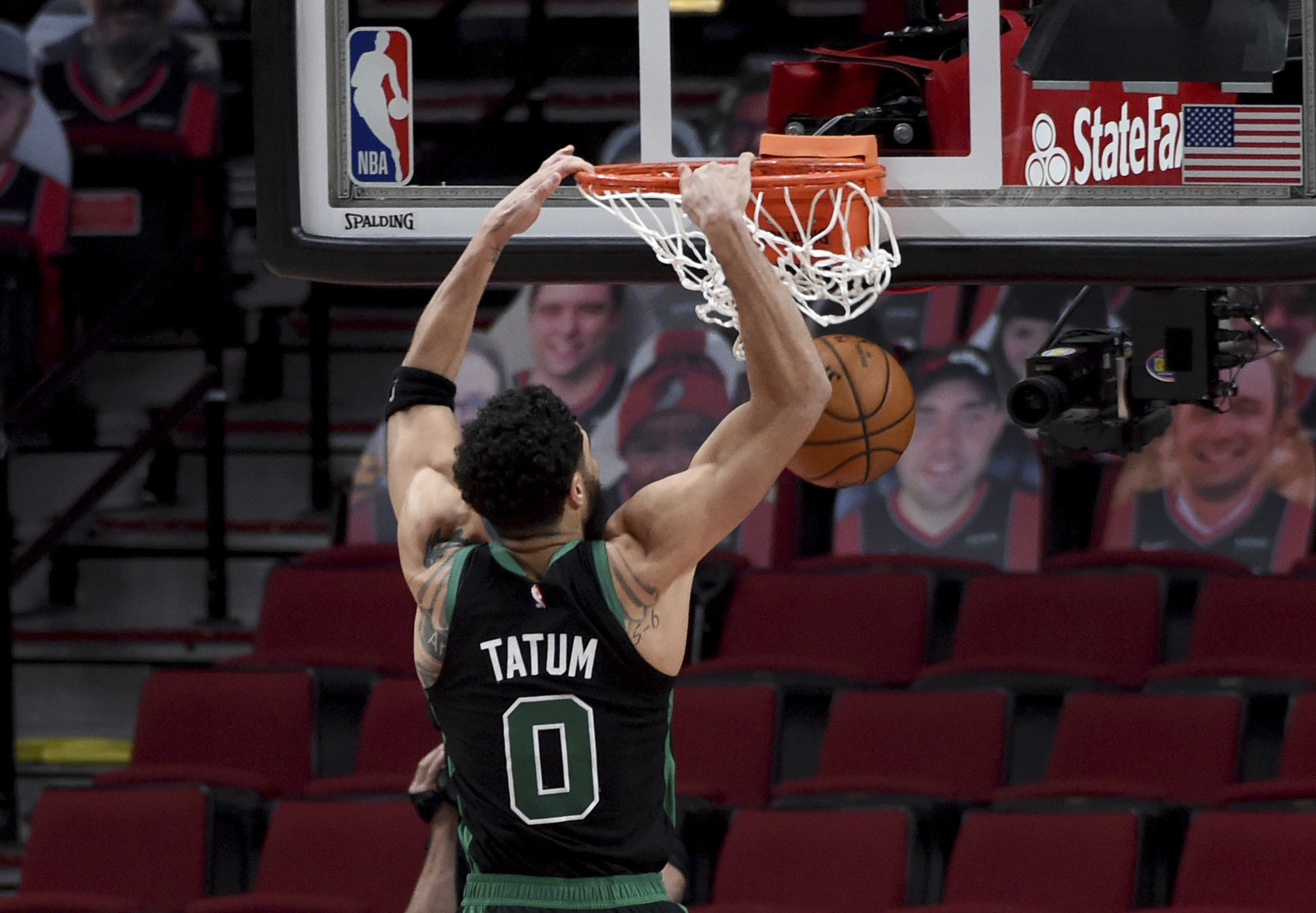 Jayson Tatum throws down 2 of his game-high 32 points in the Celtics' road victory over the Portland Trail Blazers on Tuesday night.