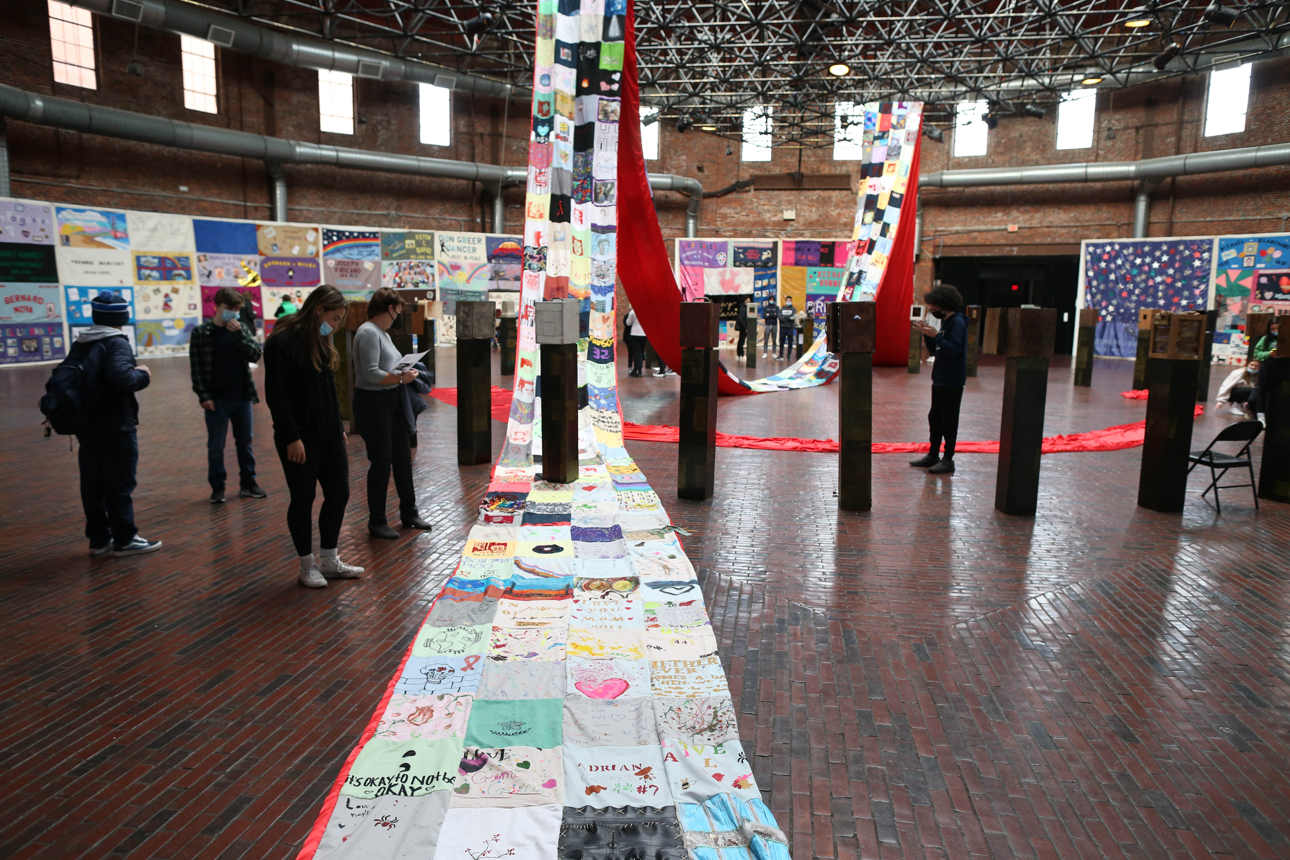 As part of the 30th installation in honor of Days Without Art, the association SPOKE has produced a new quilt, presented here, composed of samplers submitted by the public to honor what touched them during the "several pandemics" the last two years. 