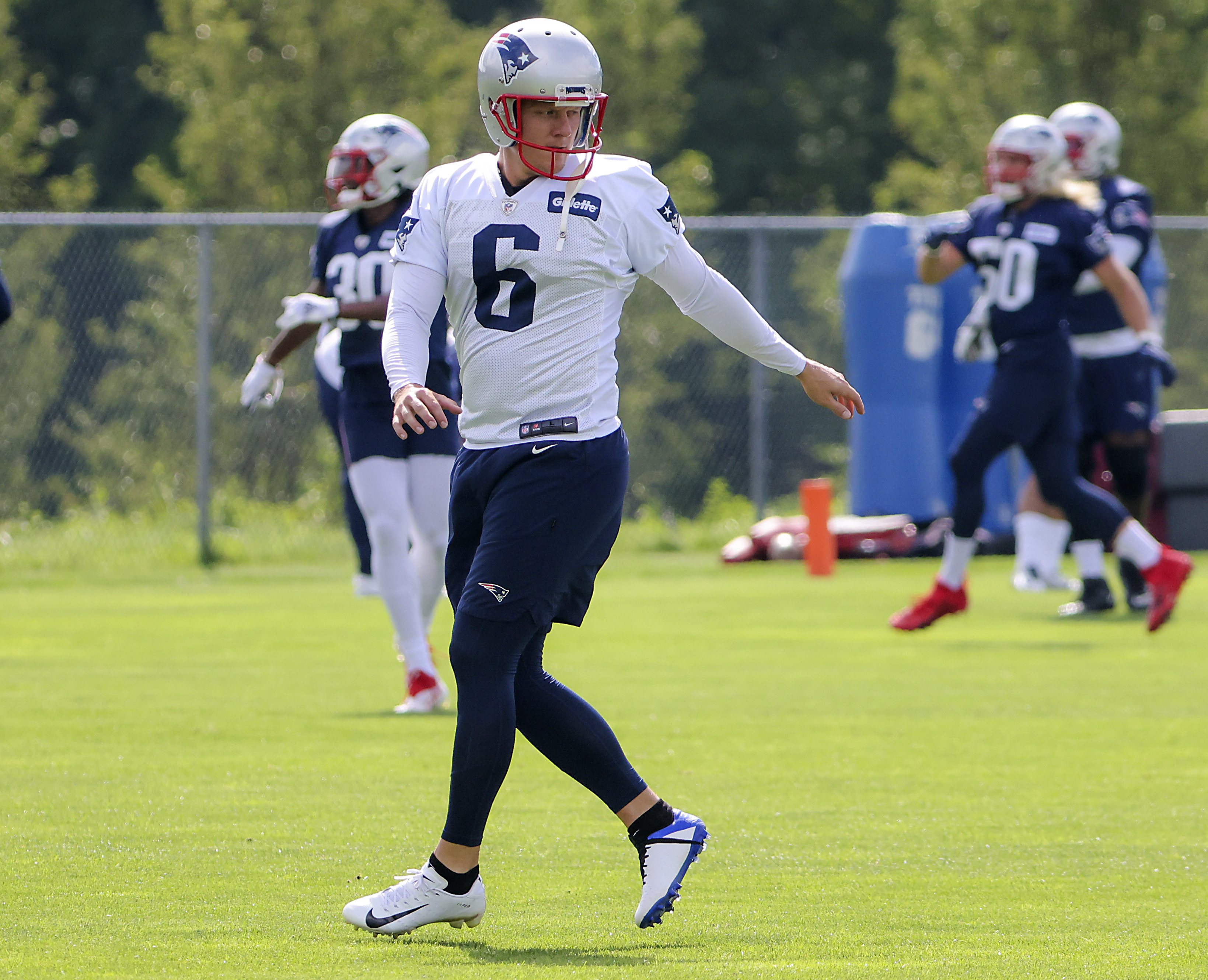 Patriots re-sign Nick Folk, adding to kicking competition