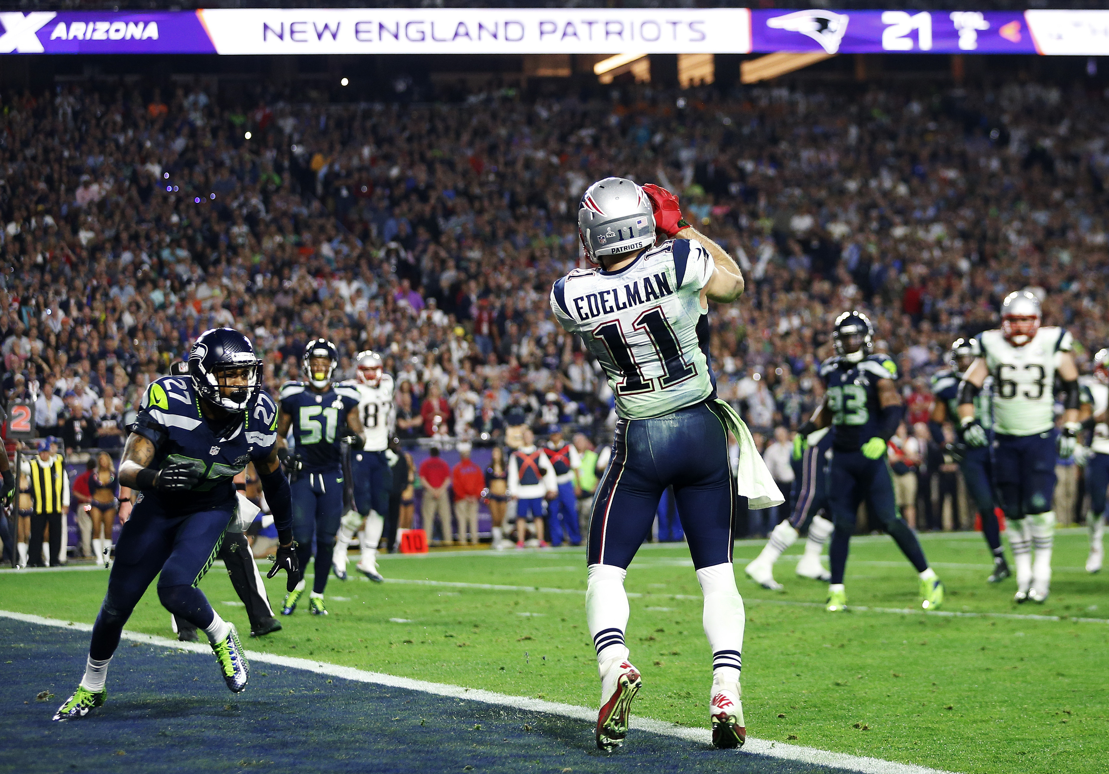 Julian Edelman hauls in a fourth-quarter touchdown pass in Super Bowl XLIX.