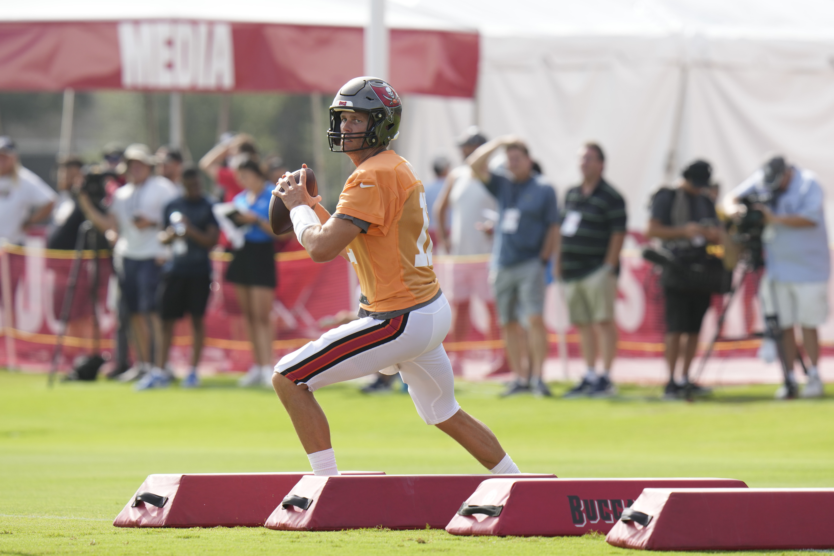 Tom Brady is expected to make preseason debut in Buccaneers' finale  Saturday - The Boston Globe