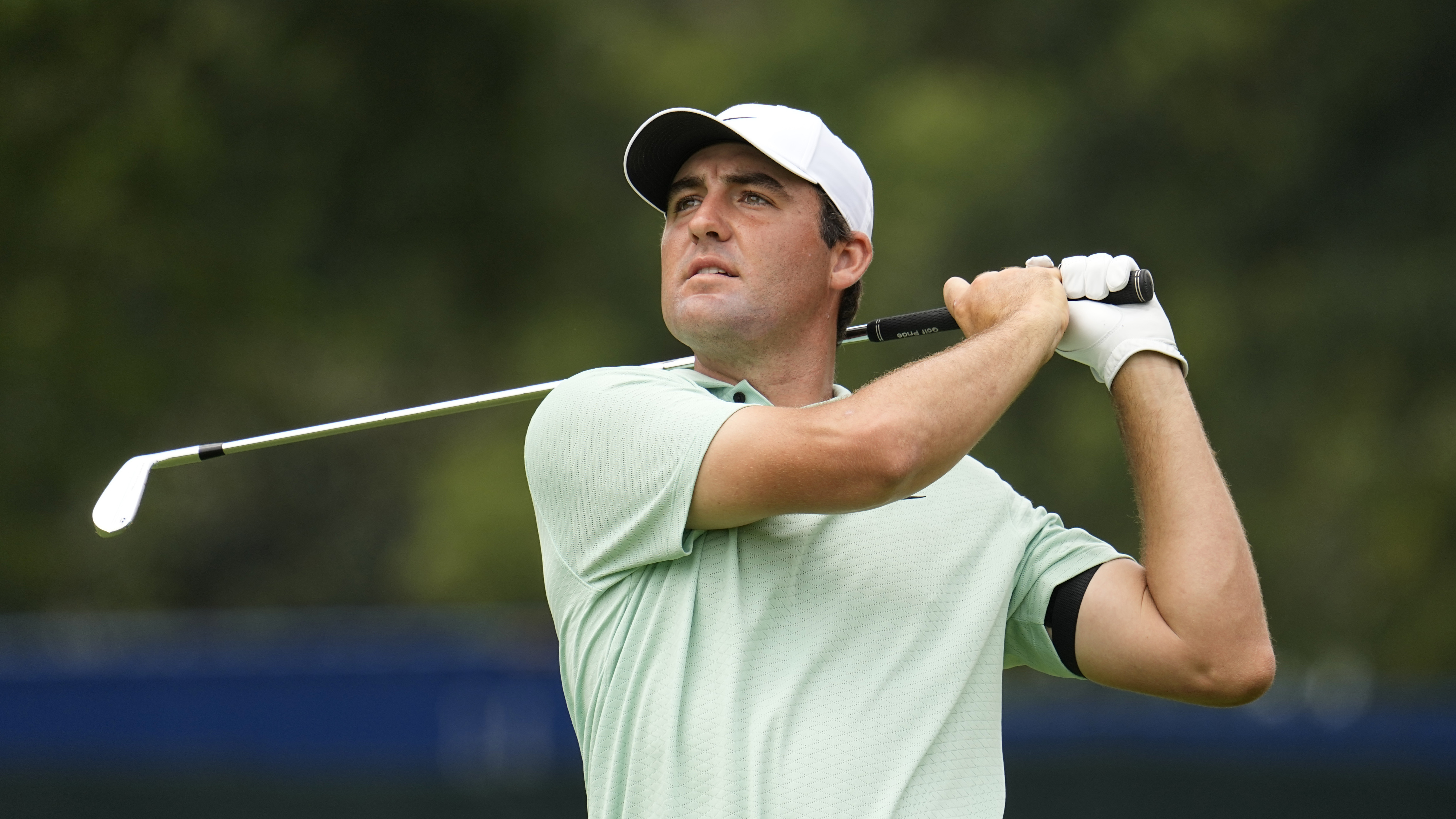 Scottie Scheffler starts with the lead as the chase for $18 million commences at the Tour Championship - The Boston Globe