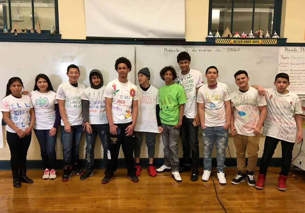 Días antes del cierre de las escuelas en marzo de 2020, los 11 estudiantes de la unida clase de español de Celoni Espínola se reunieron para una foto.
Desde la izquierda, con las edades actuales de los alumnos: Nohemy Mauricio, 18 años, Guatemala; Lilian Garcia Flores, 18 años, Guatemala; Marlon González Mateo, 18 años, Guatemala; José Paz, 17 años, Honduras; Maicol Rodríguez, 17 años, República Dominicana; José Maldonado, 18 años, Honduras; Enderson Paredes, 17 años, República Dominicana; Frainy Custodio Romero, 18 años, República Dominicana; Juancel Ledesma, 17 años, República Dominicana; Isaías Rodezno Guardado, 20 años, Honduras; y Fredy Solís, 16 años, Guatemala.