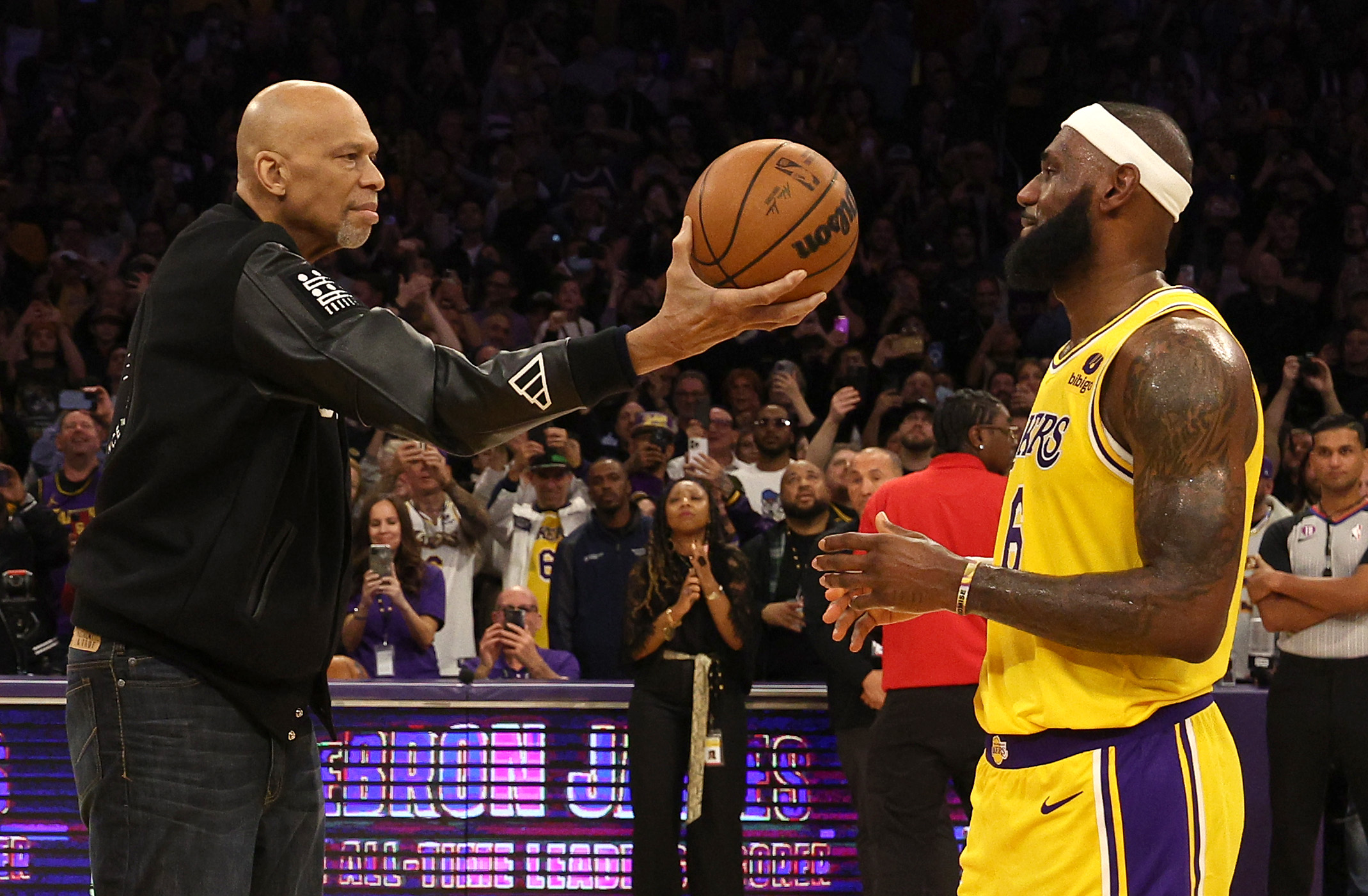 LeBron James closes on Kareem Abdul-Jabbar as Lakers edge Knicks in OT