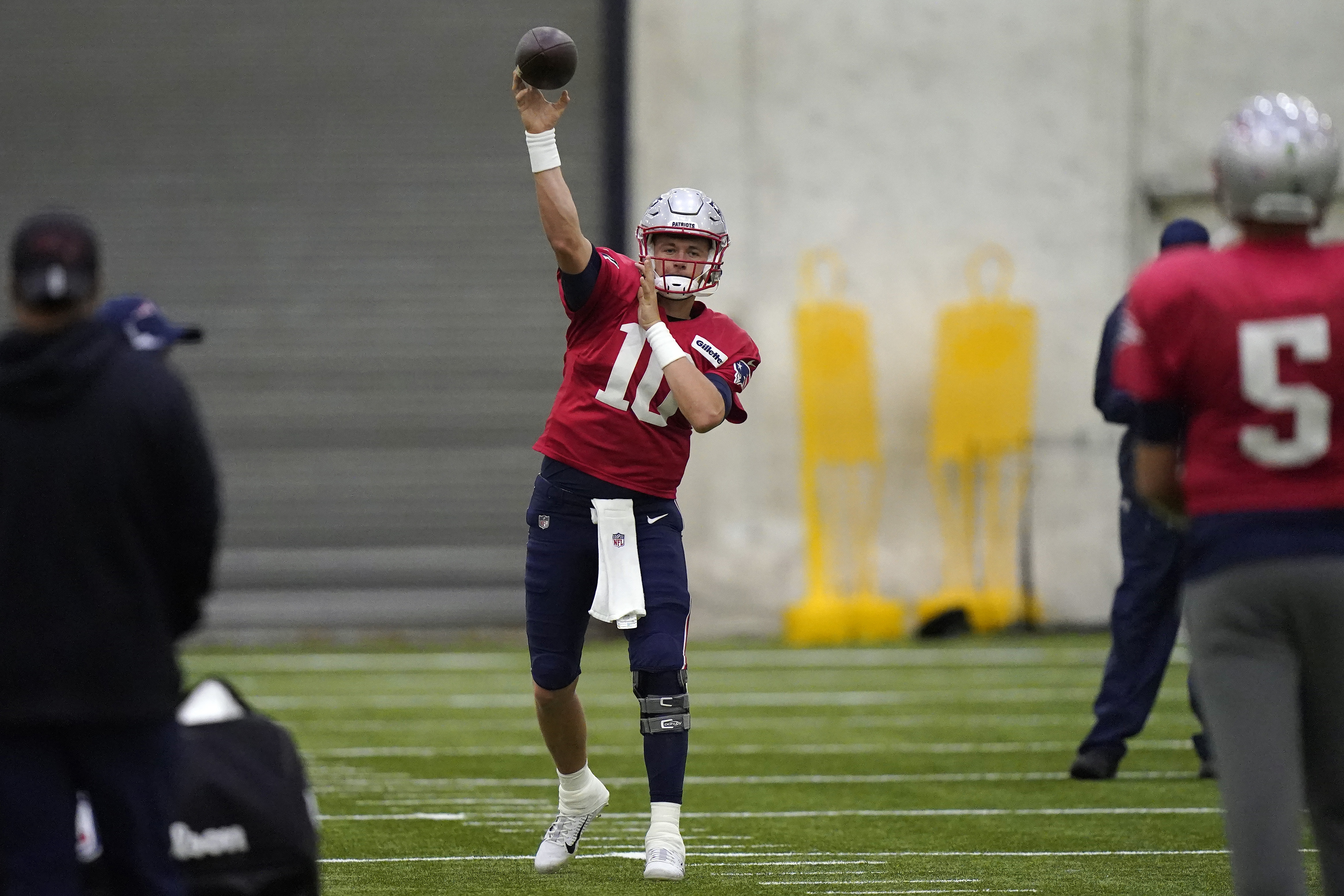 Report: Patriots sign Brian Hoyer to practice squad after cutting him