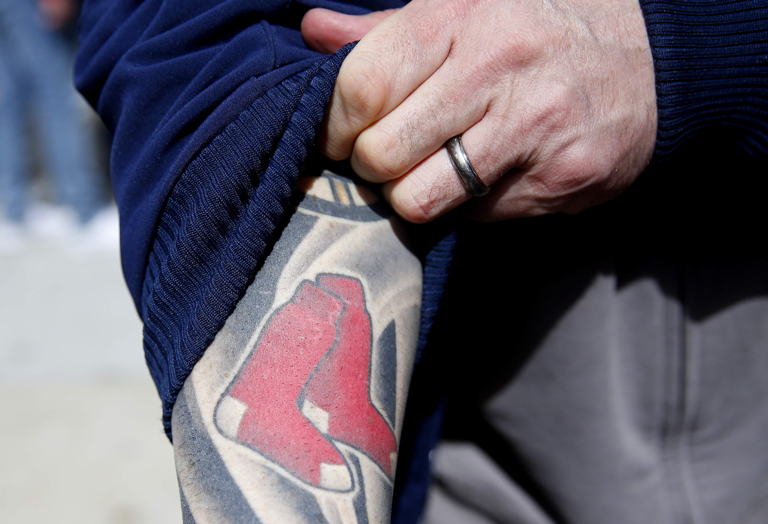 Vincent Hanna de Boston presentará su tatuaje de los Red Sox el día de la inauguración del Fenway Park en 2017.
