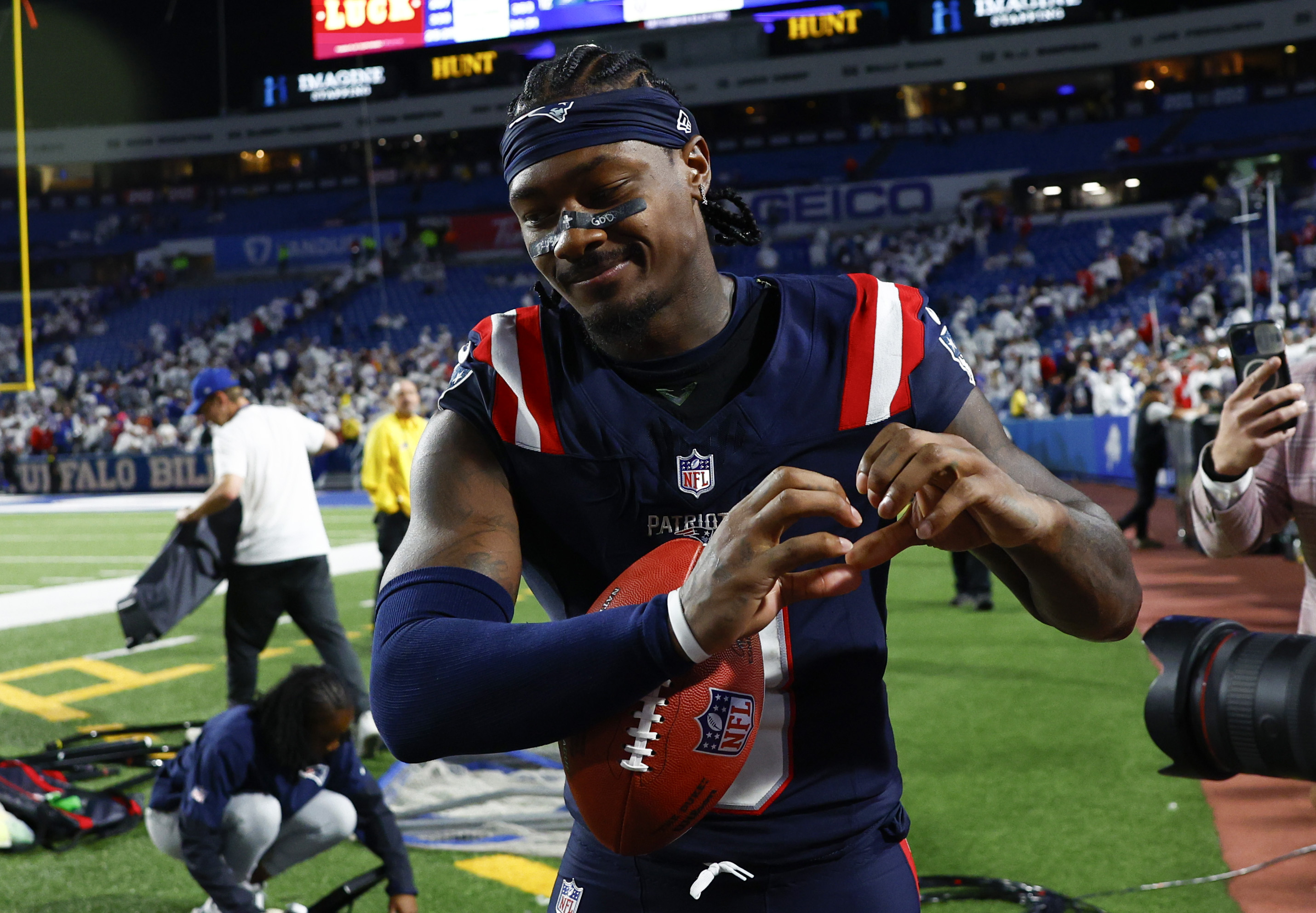 In his old home, Stefon Diggs is pivotal to Patriots huge win