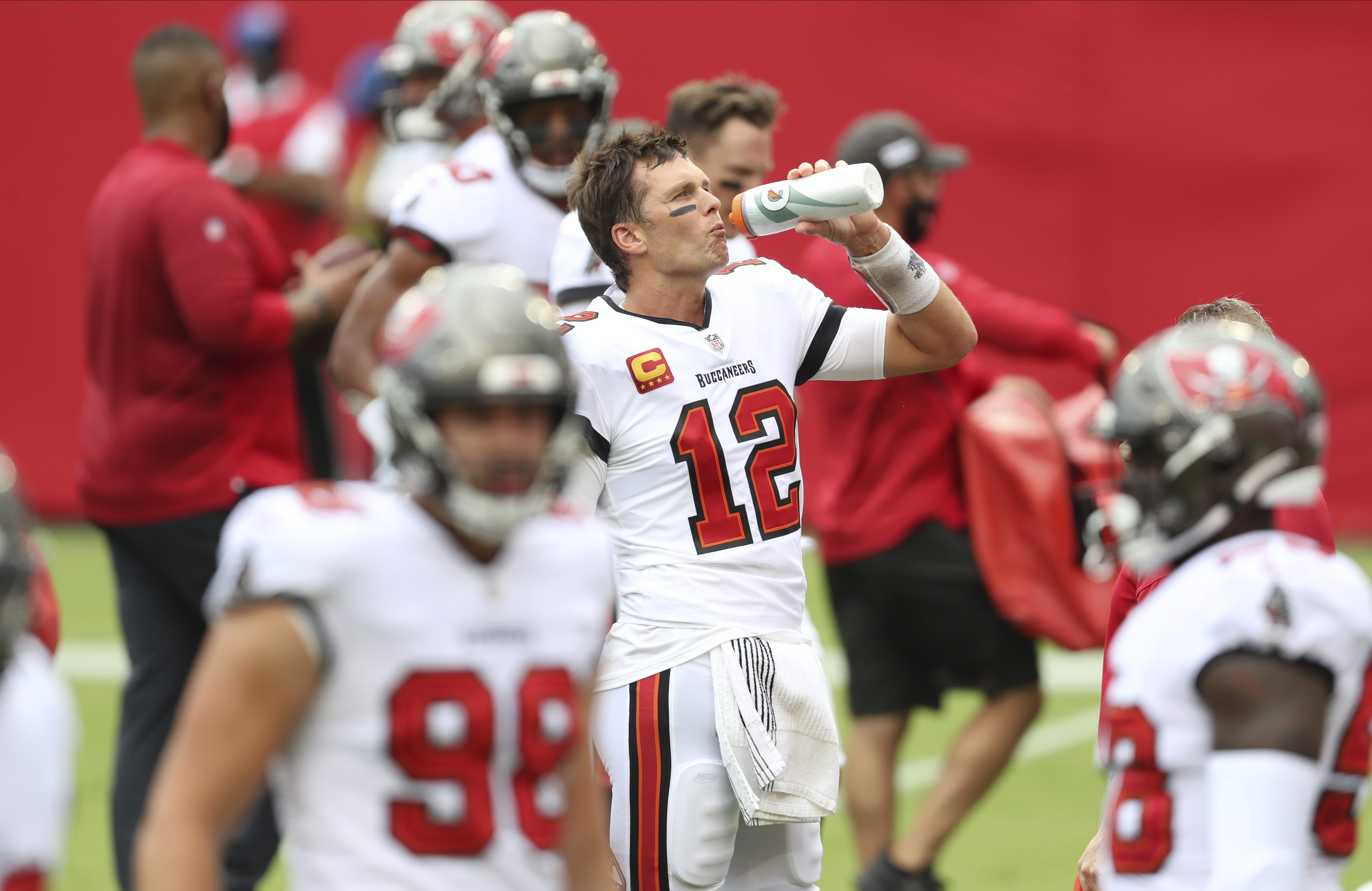 Bucs' Tom Brady rages at official over missed pass interference