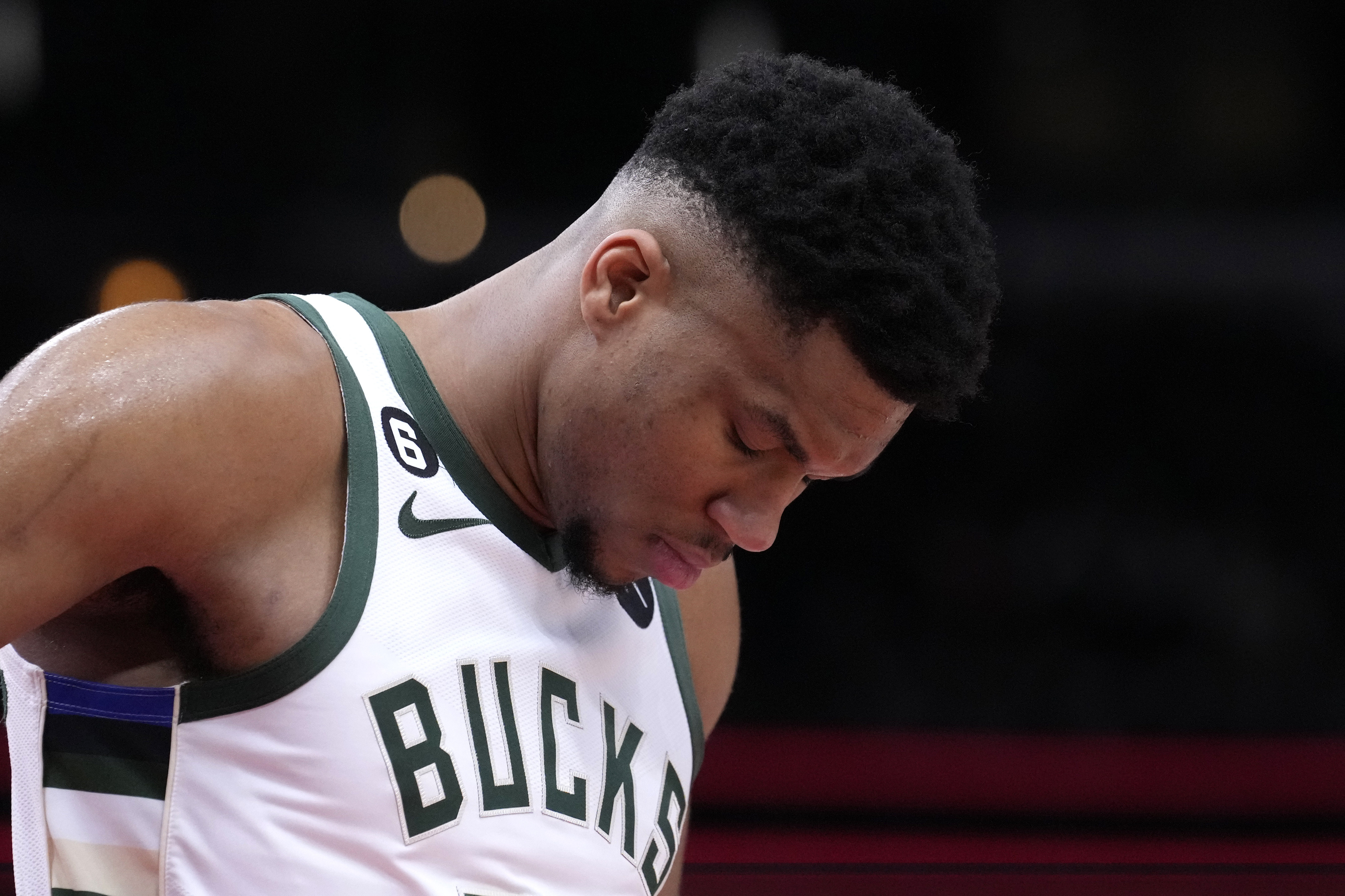 Giannis Antetokounmpo opens up: 'Millions of people ask for things now' /  News 