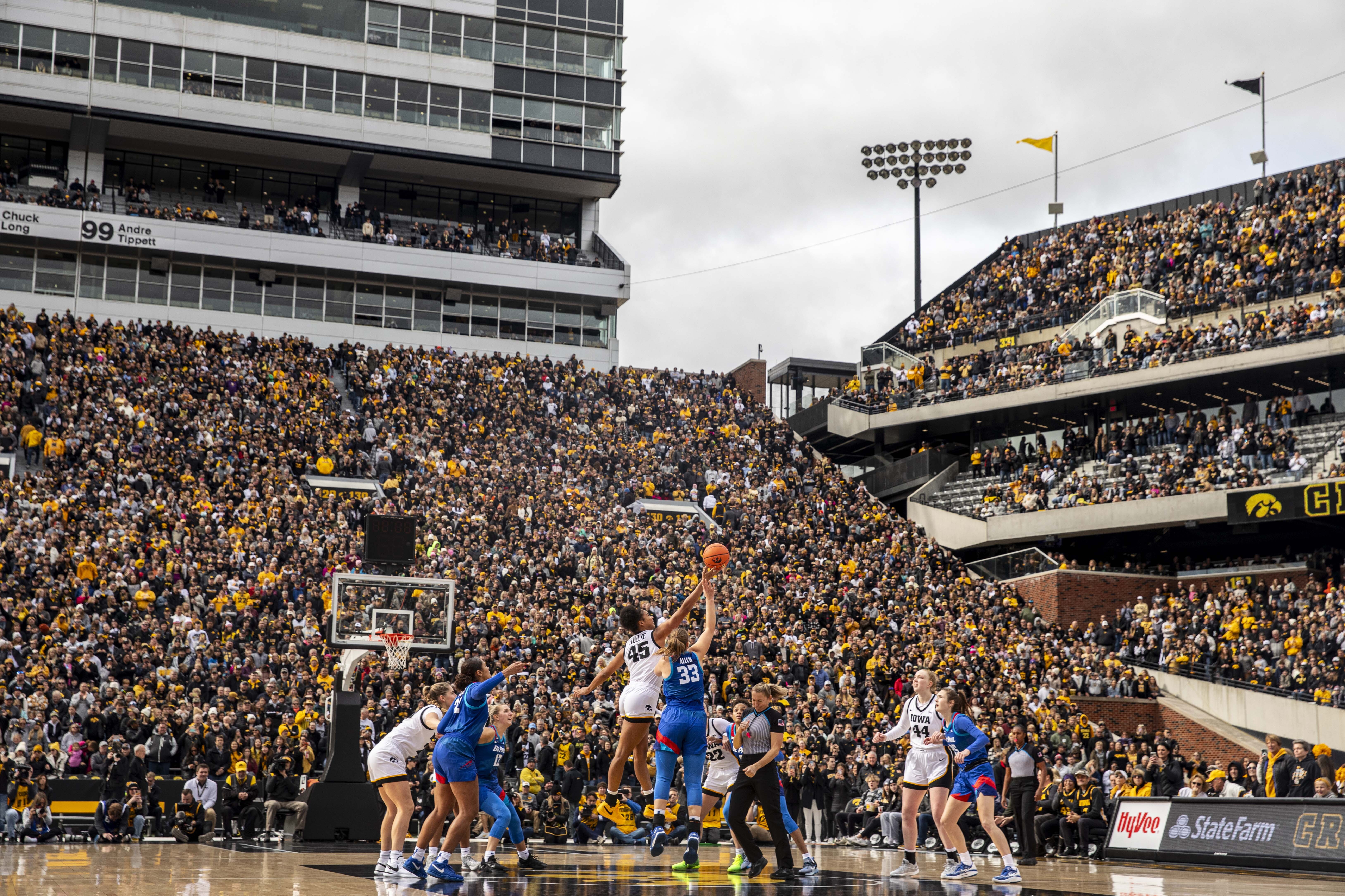 Michigan basketball fights off Buffalo for season-opening win