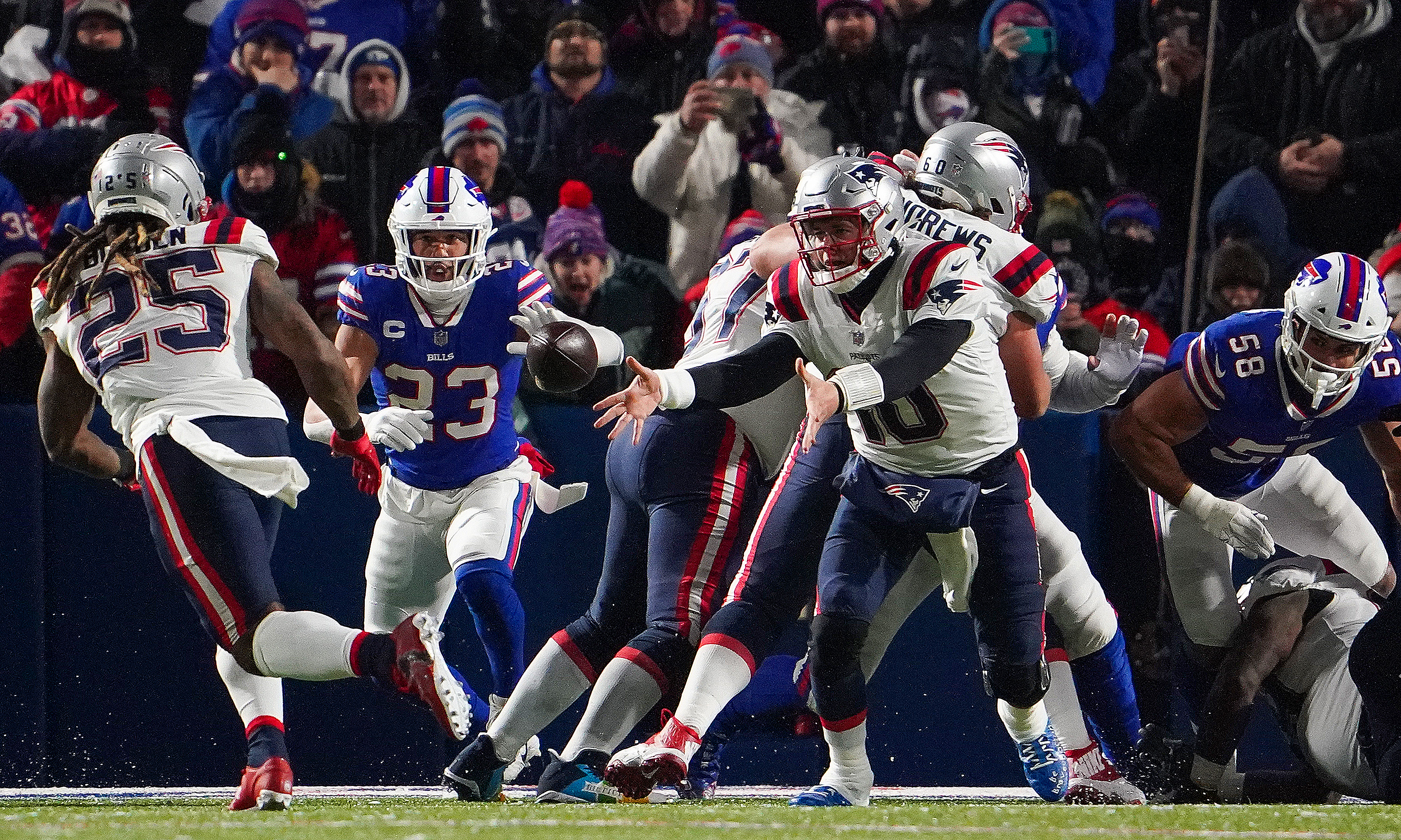Patriots quarterback Mac Jones pitched to running back Brandon Bolden, who ran for a successful 2-point conversion in the first quarter.