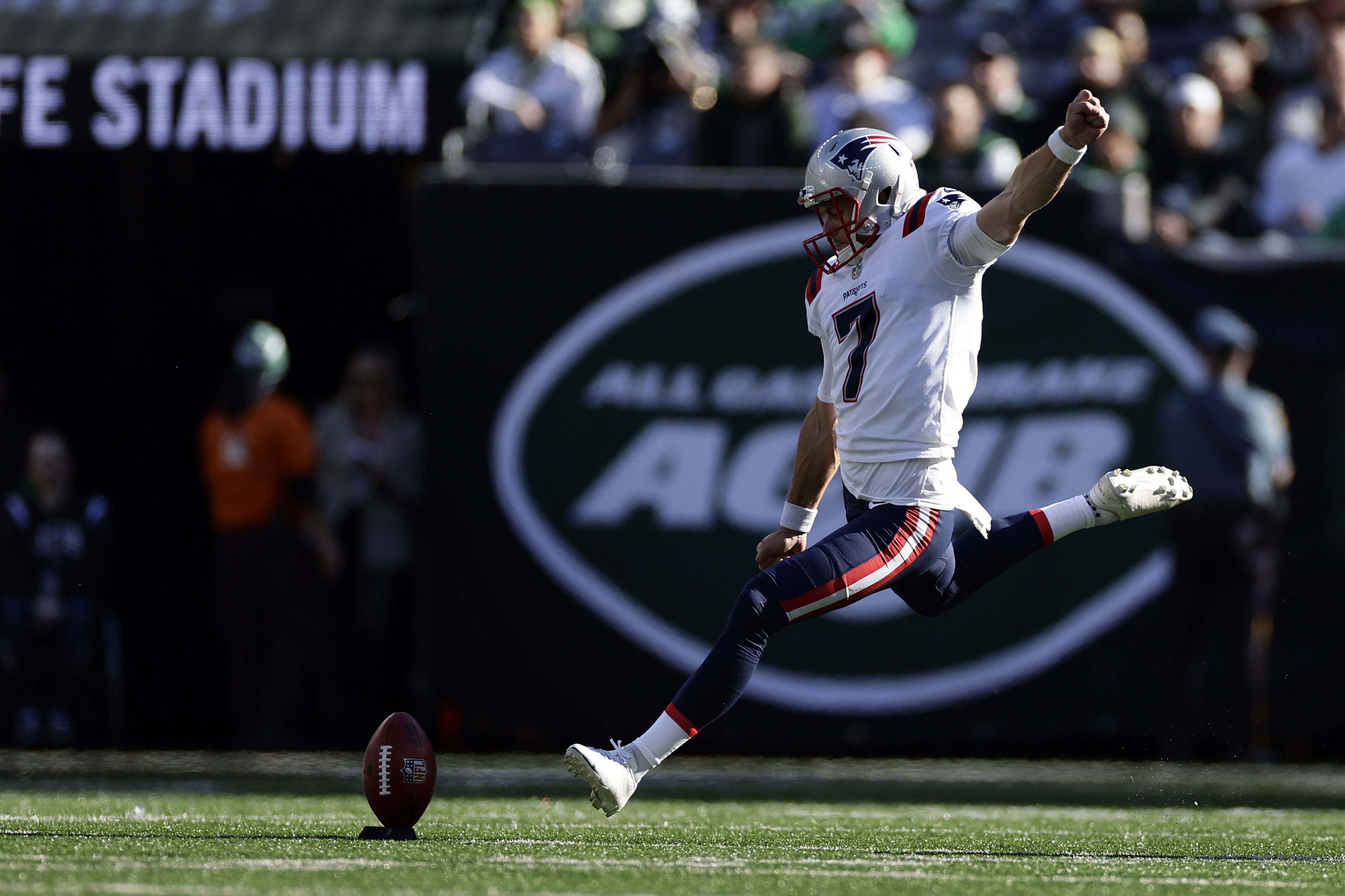 Christian Barmore (literally) picked Patriots teammate up in 1-on-1 drill 