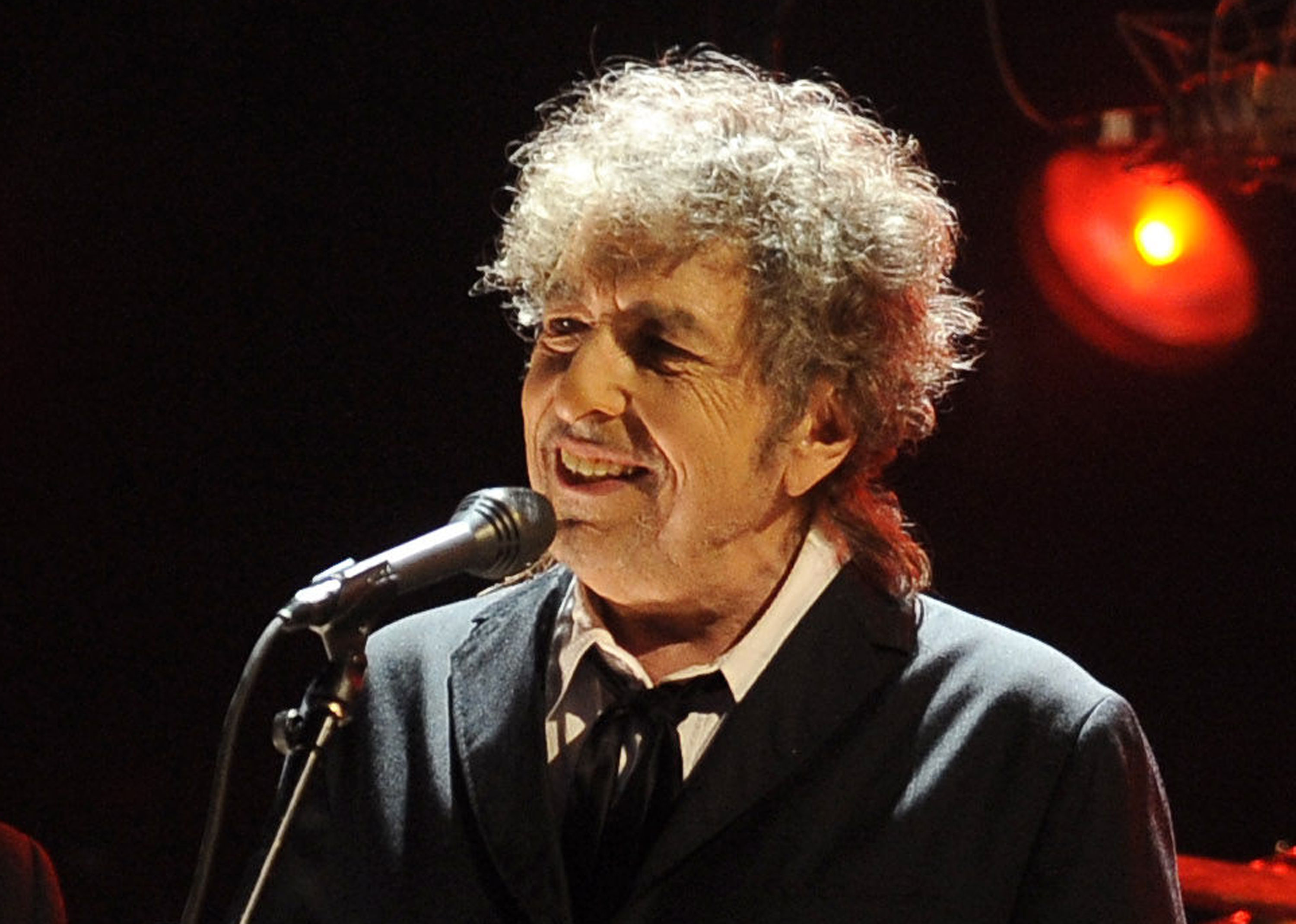 Bob Dylan leads a tidy, 80-minute set at Leader Bank Pavilion