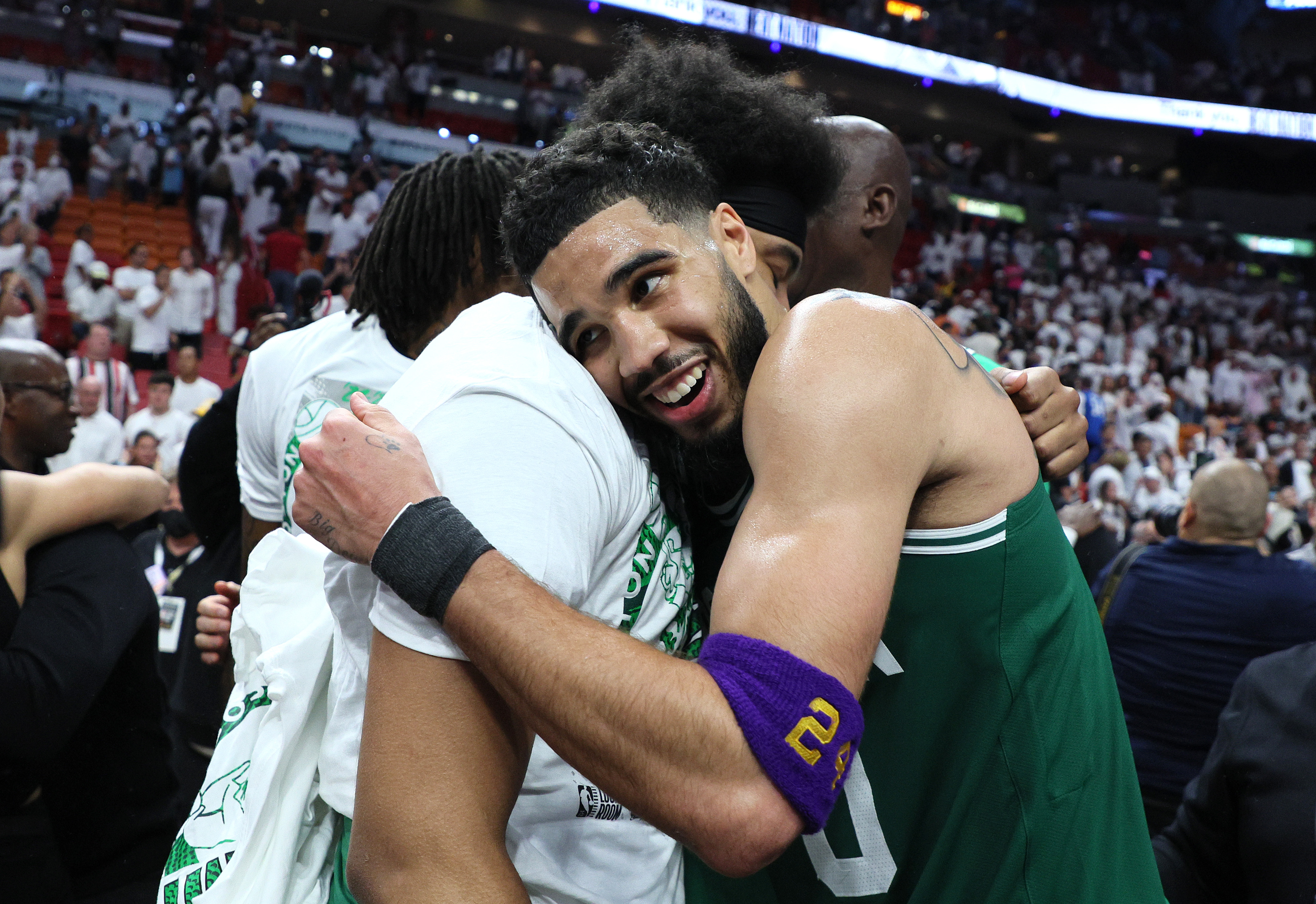 Jayson Tatum, sporting No. 24 band in honor of Kobe Bryant, wins inaugural  Larry Bird trophy - The Boston Globe