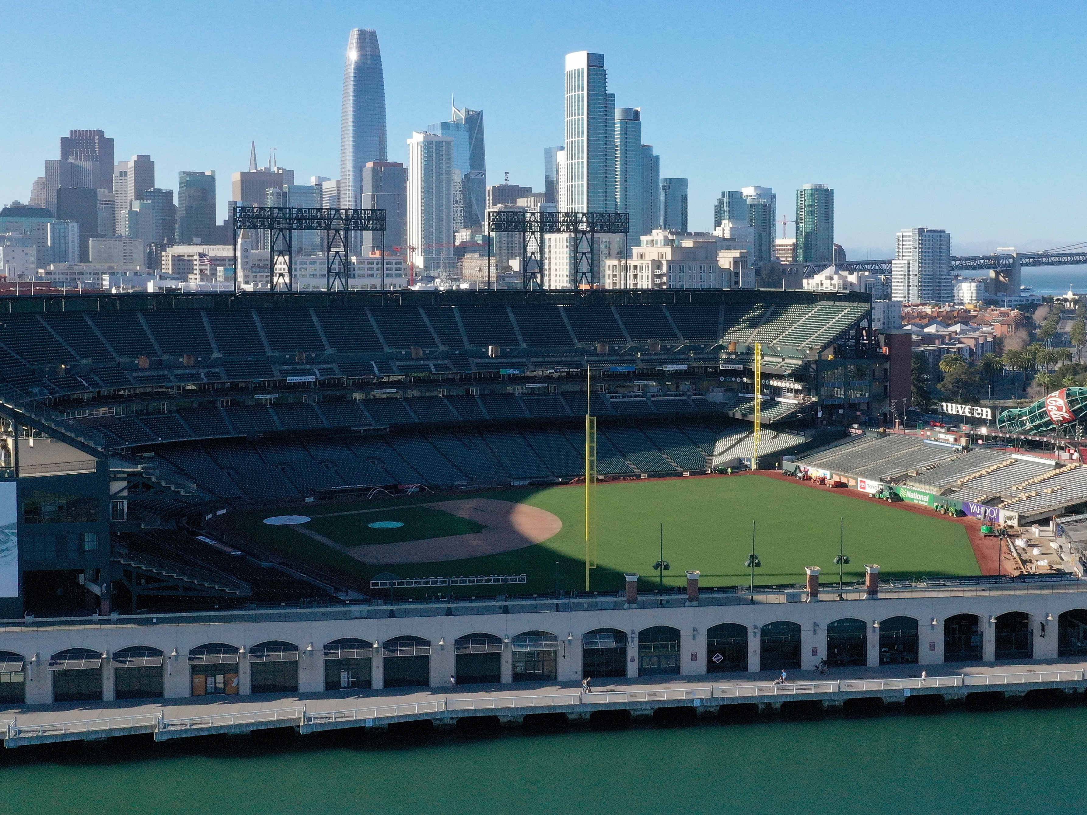 Mayor Lightfoot announces the return of fans in Chicago ballparks