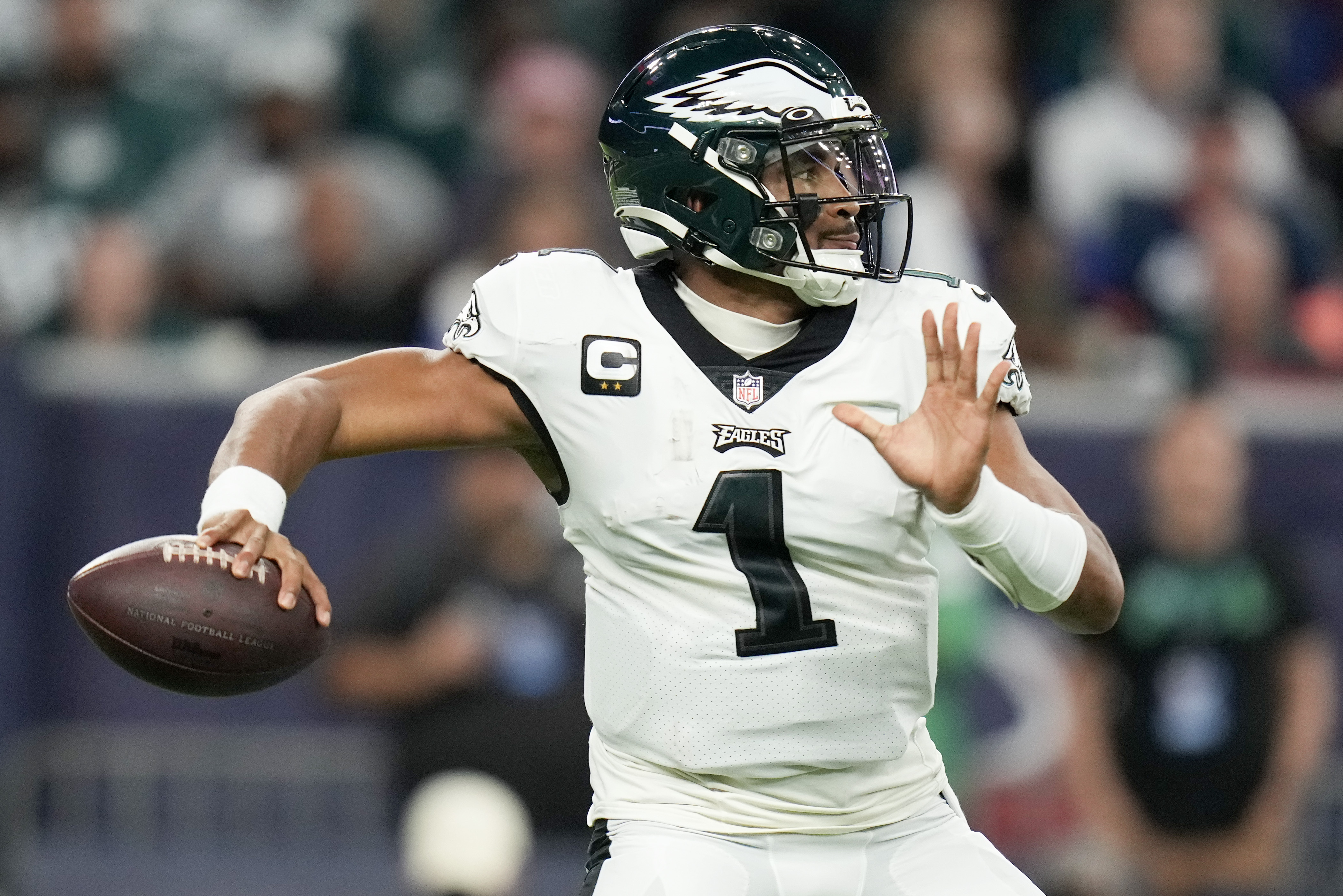 Eagles improve to 6-0, beat Cowboys behind 2 Jalen Hurts TDs