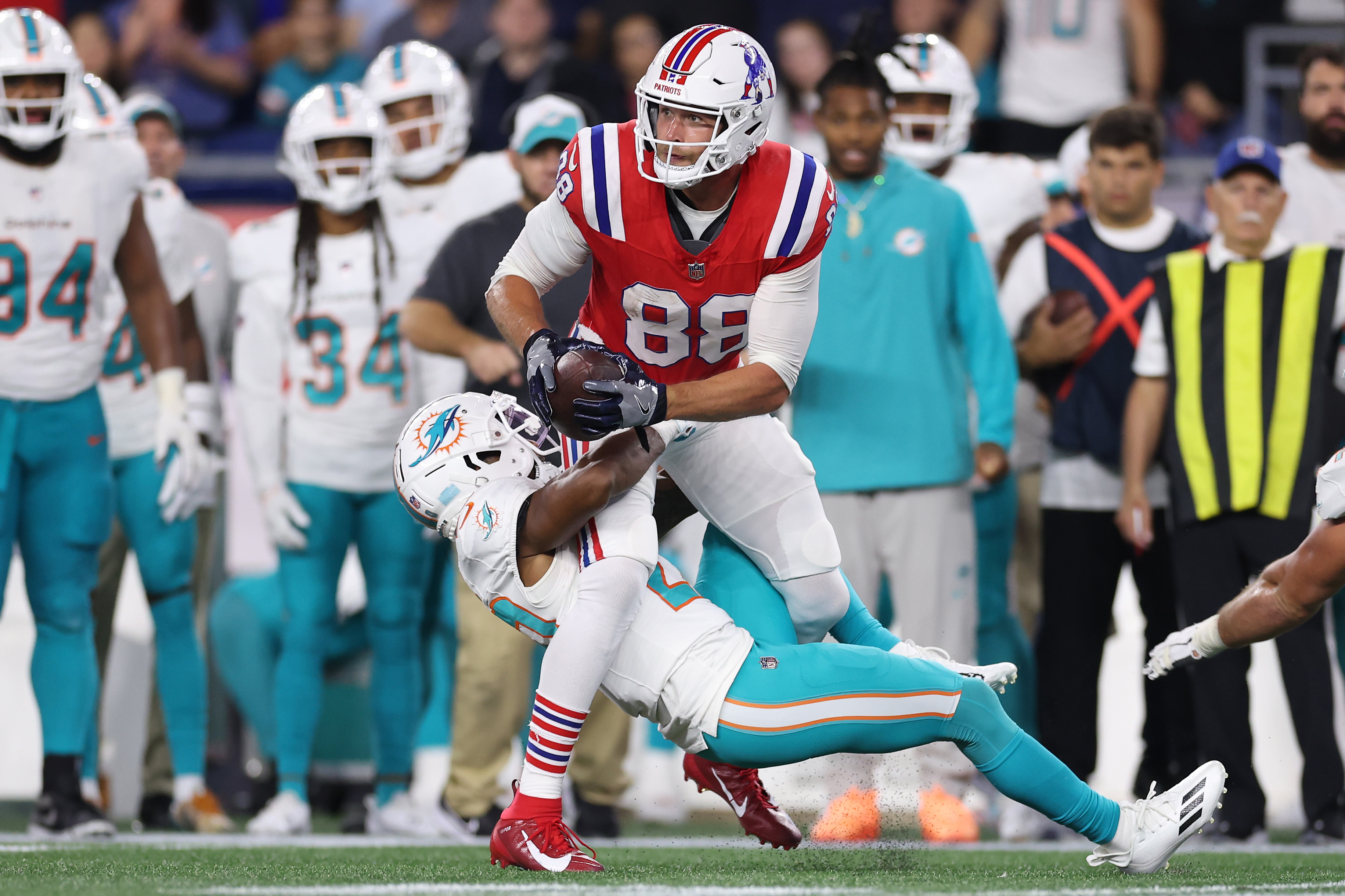 Another wild Patriots-Dolphins finish featuring a late lateral fails to go New  England's way - The Boston Globe