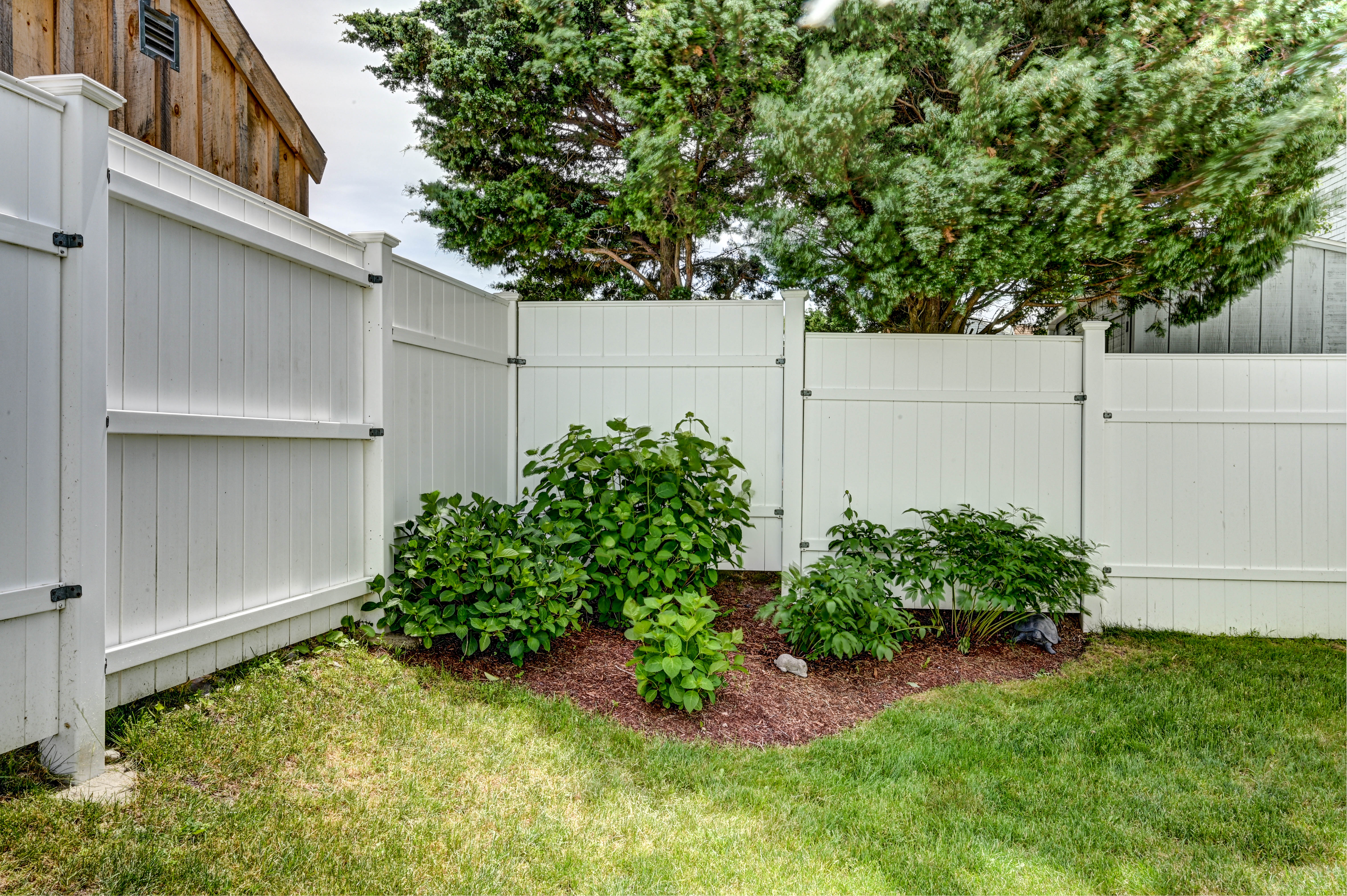130-common-fence-portsmouth-ri-plantings