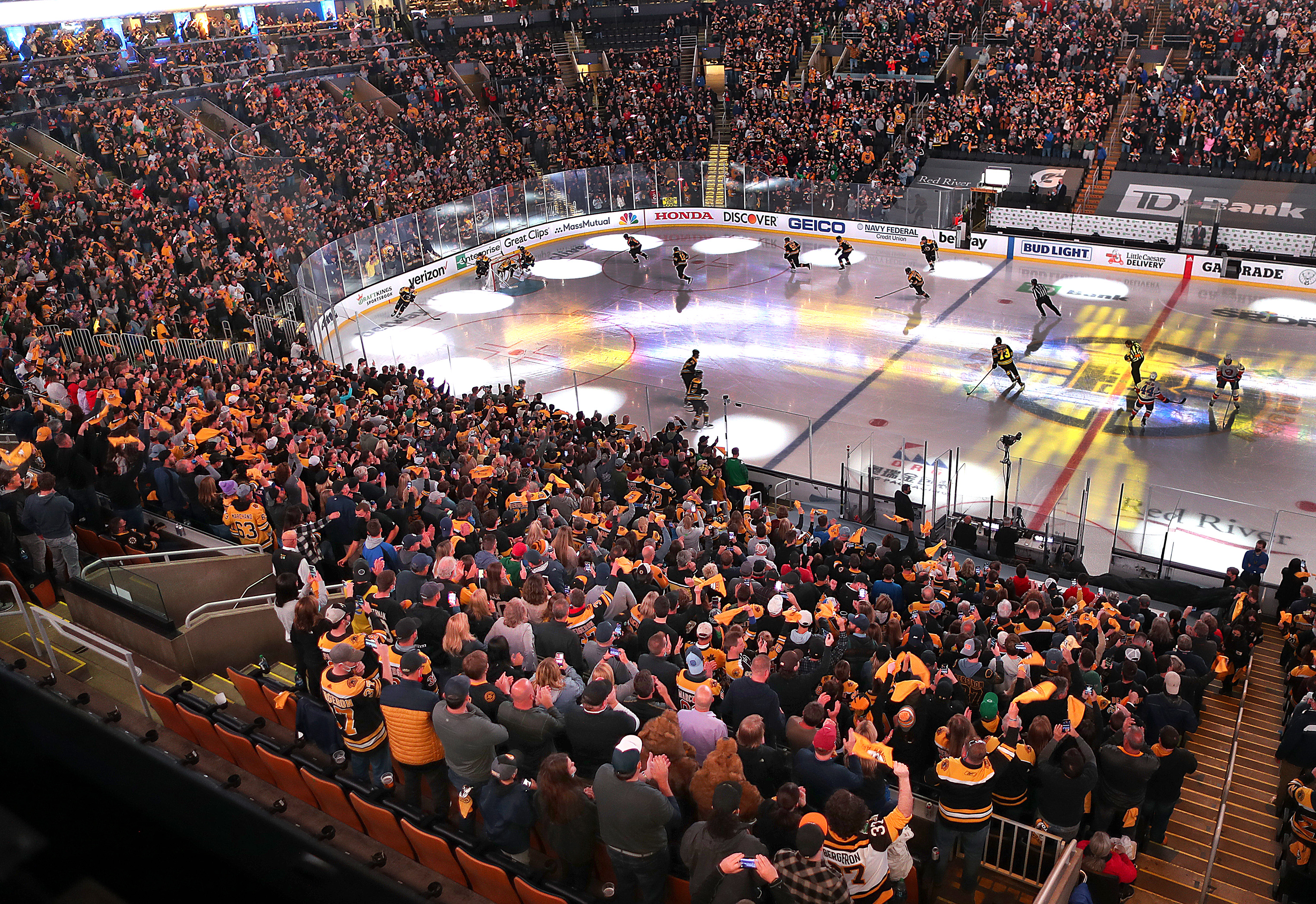 With A Packed House In Td Garden For Bruins Islanders The Buzz Was Back In The City The Boston Globe