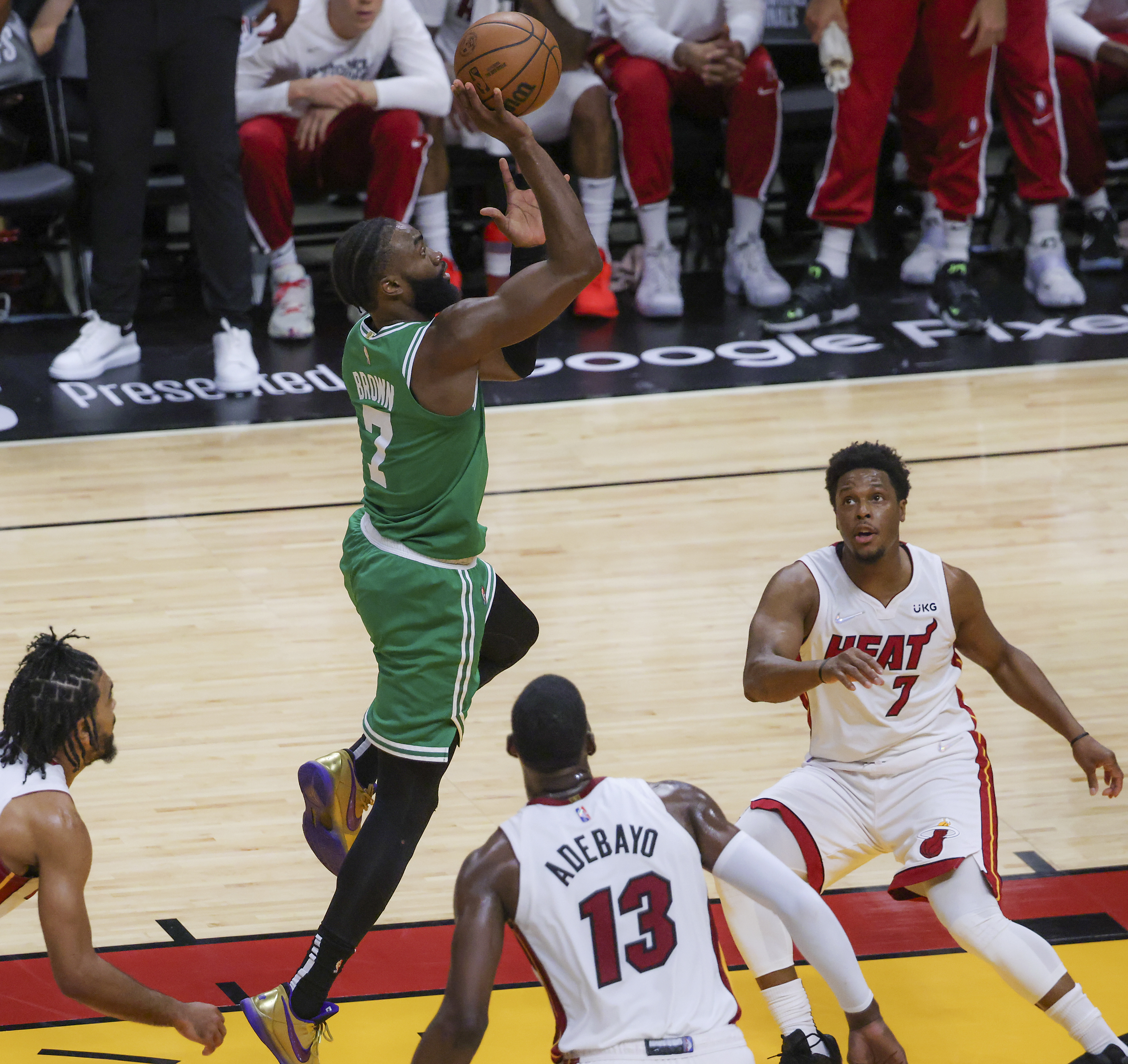 Jayson Tatum, sporting No. 24 band in honor of Kobe Bryant, wins inaugural  Larry Bird trophy - The Boston Globe