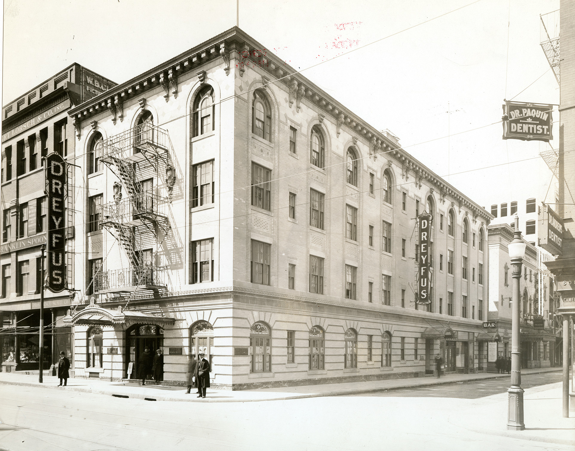 Immagine dell'Hotel Dreyfus, ristrutturato nel 1917. Mentre aveva una sala da pranzo principale al primo piano dell'hotel, aveva anche una sala da pranzo nascosta sotto le scale al piano terra.  (Biblioteca pubblica della provvidenza)