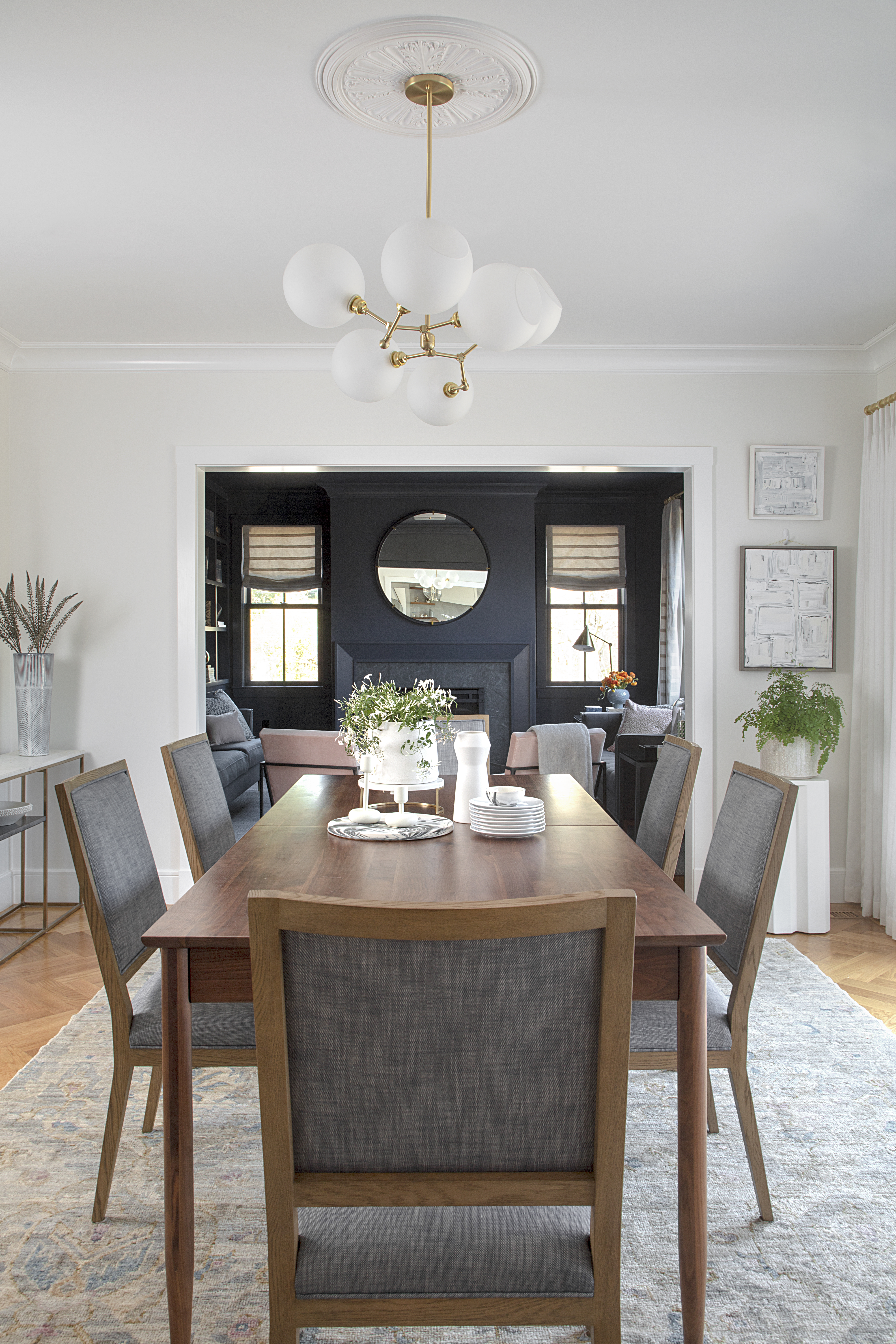 Because it’s a pass-through space from the kitchen to the living room, Scales kept the dining room uncluttered by using clean-lined but fairly traditional furnishings.