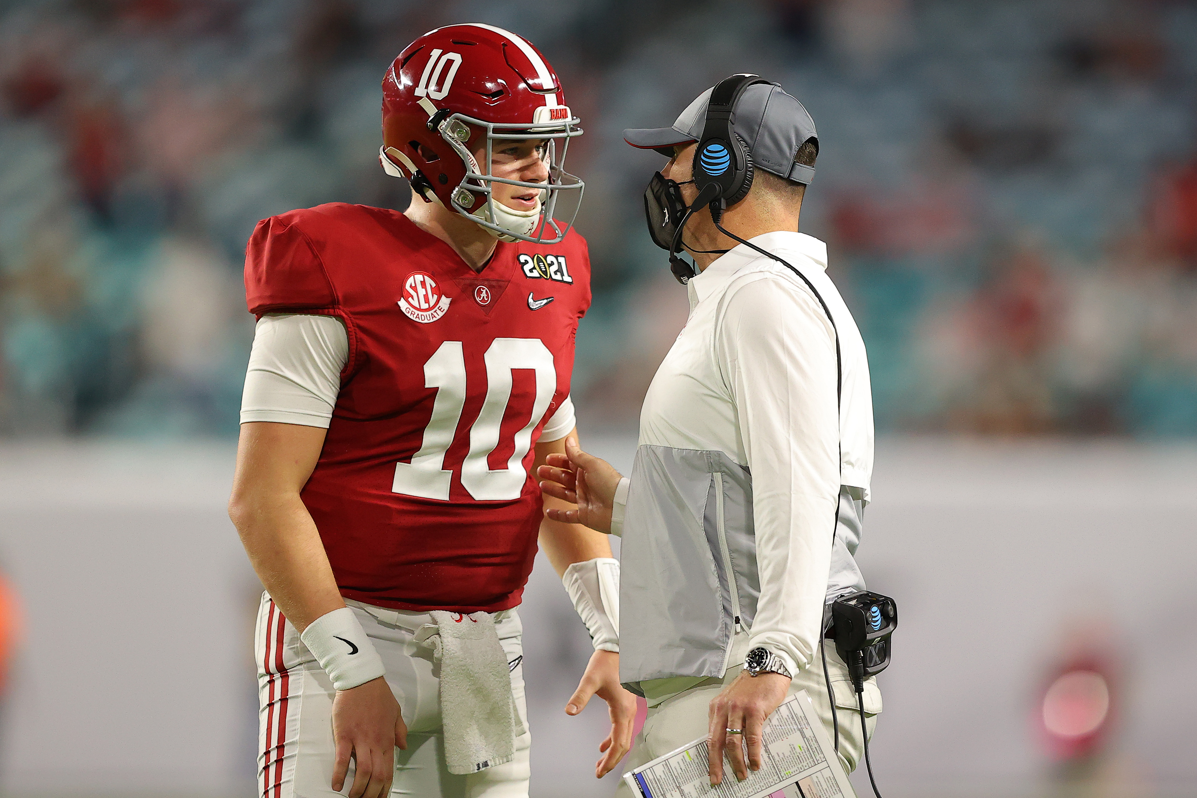 Spotlight in Alabama-Texas game squarely on quarterbacks