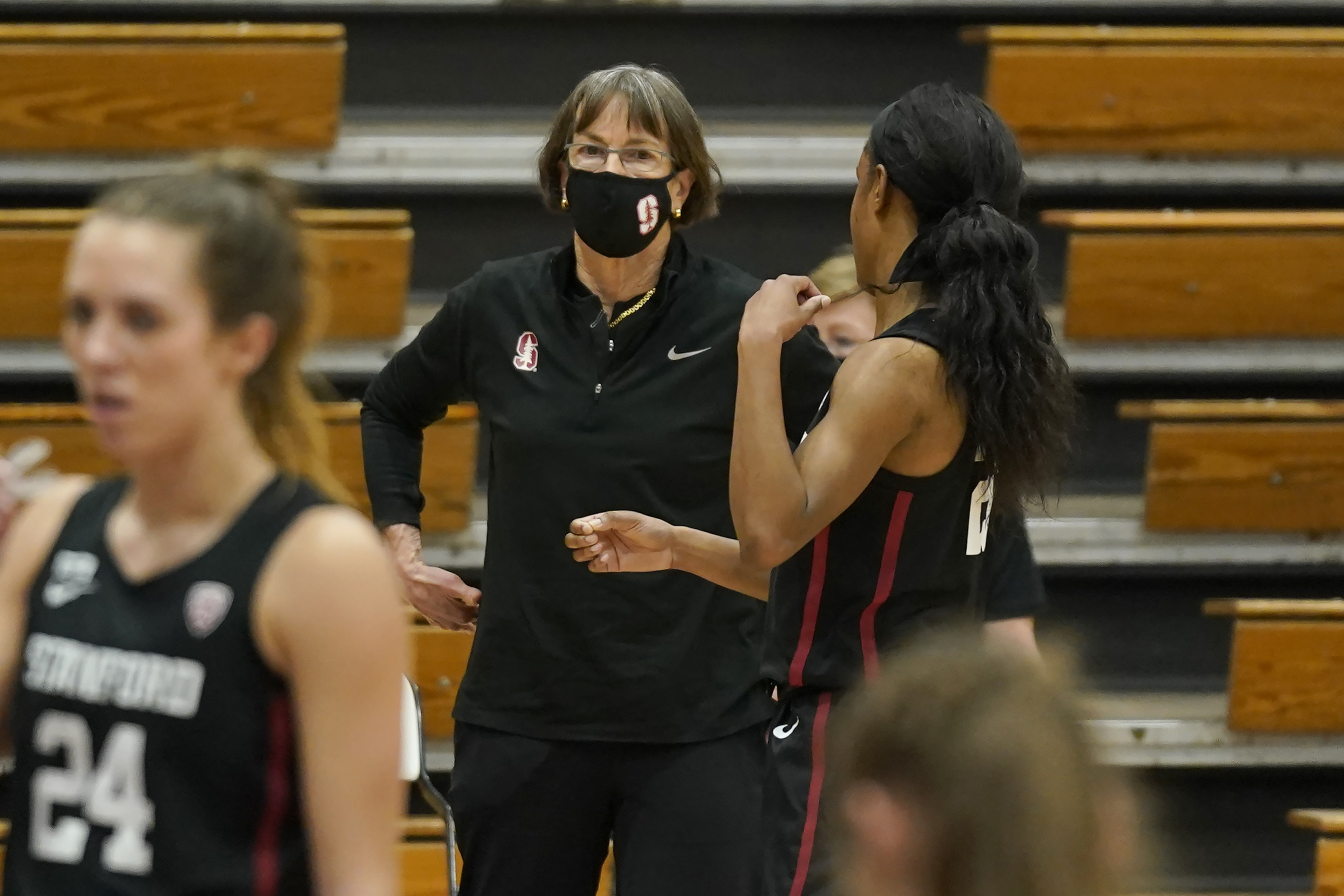 Stanford gives Tara VanDerveer her 1,099th win, most ever by a women's  basketball coach - The Boston Globe