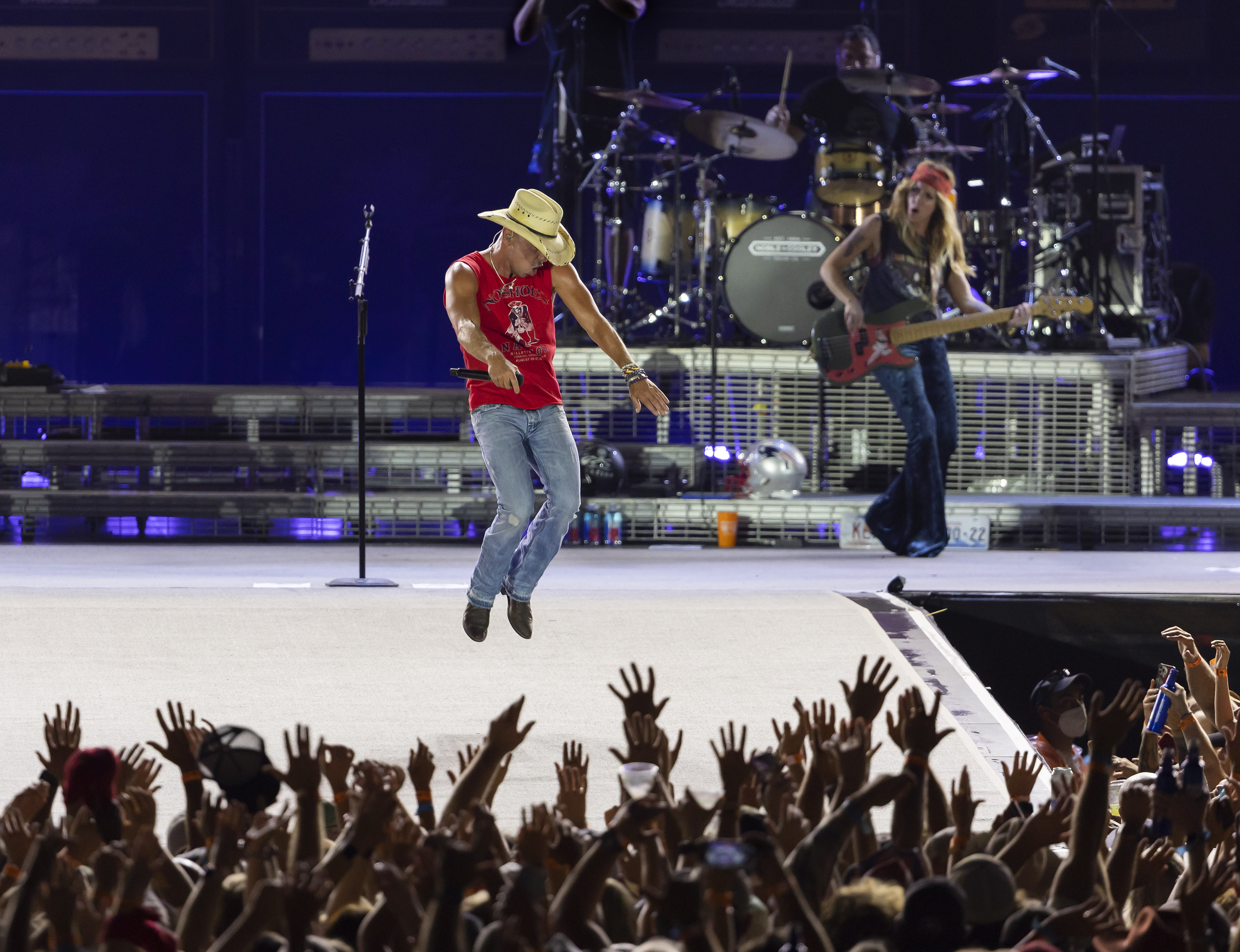 Chesney's last stop on tour in Foxboro ends on high note