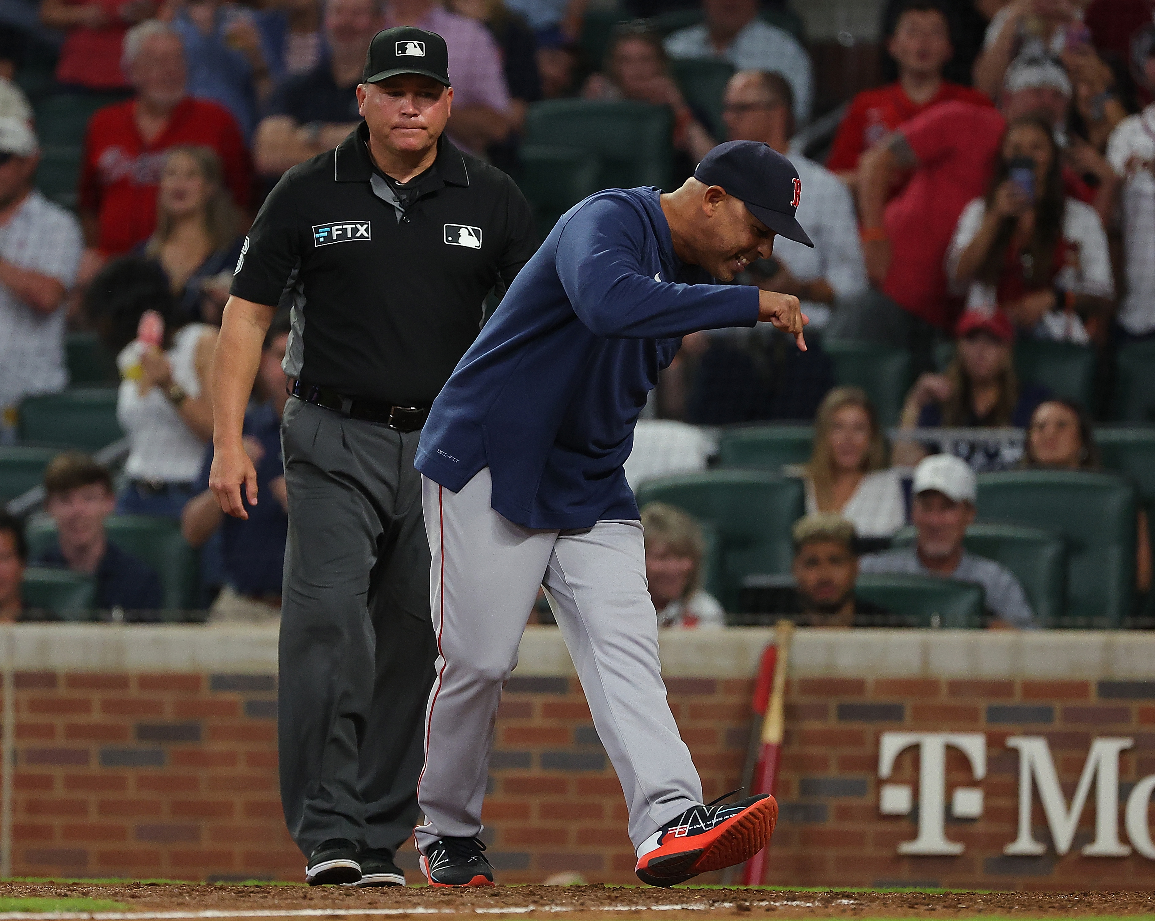 Glavine ejected after throwing at Murphy 