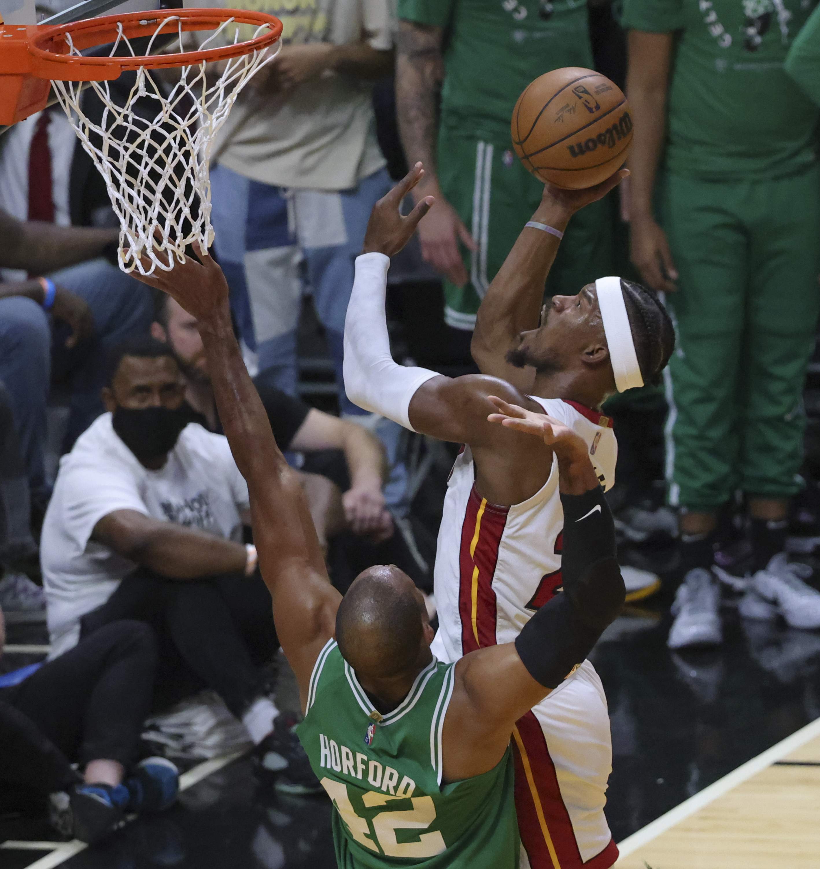 Jayson Tatum, sporting No. 24 band in honor of Kobe Bryant, wins inaugural  Larry Bird trophy - The Boston Globe