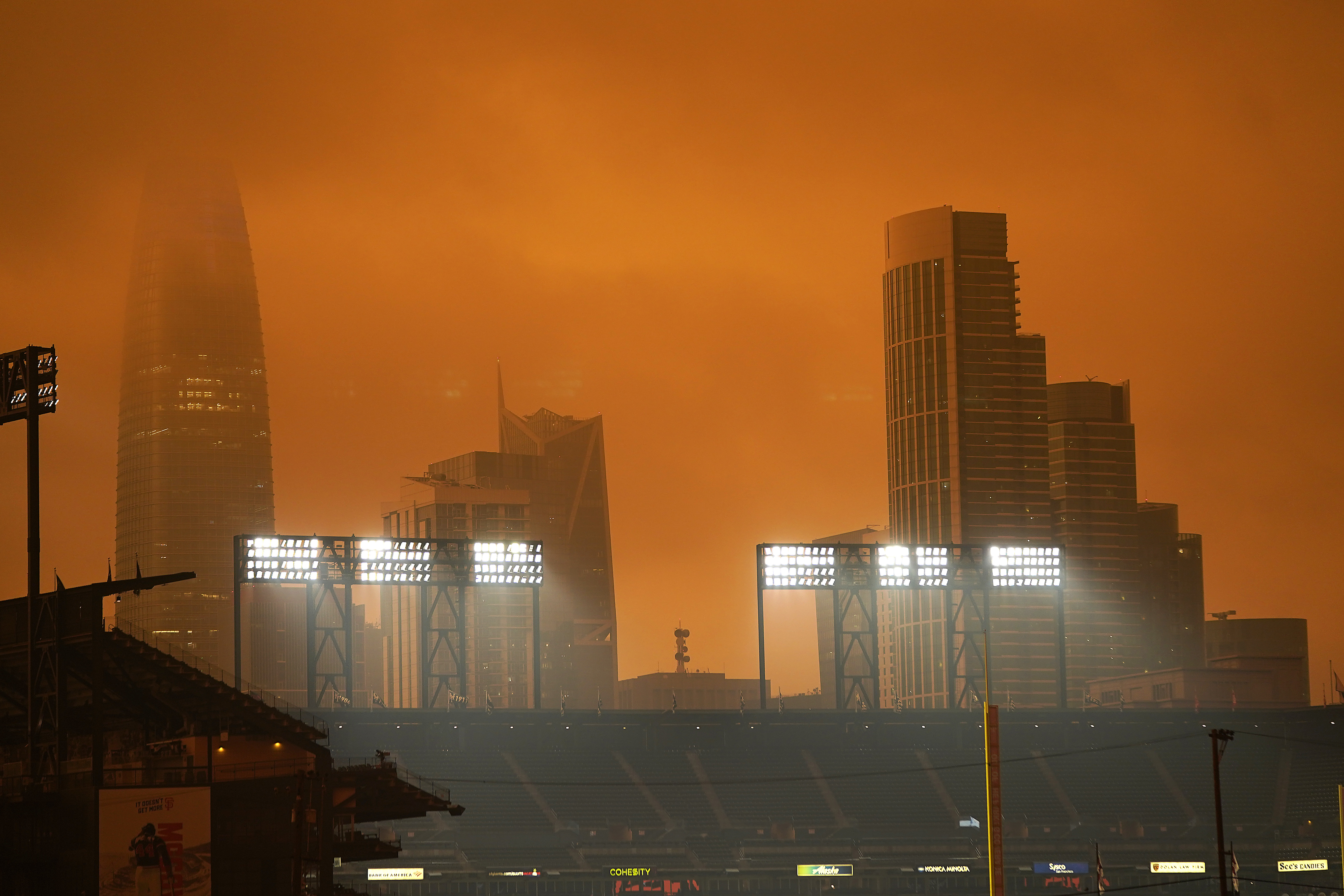 Smoke from nearby wildfires creates eerie baseball scene at Oracle Park -  The Boston Globe