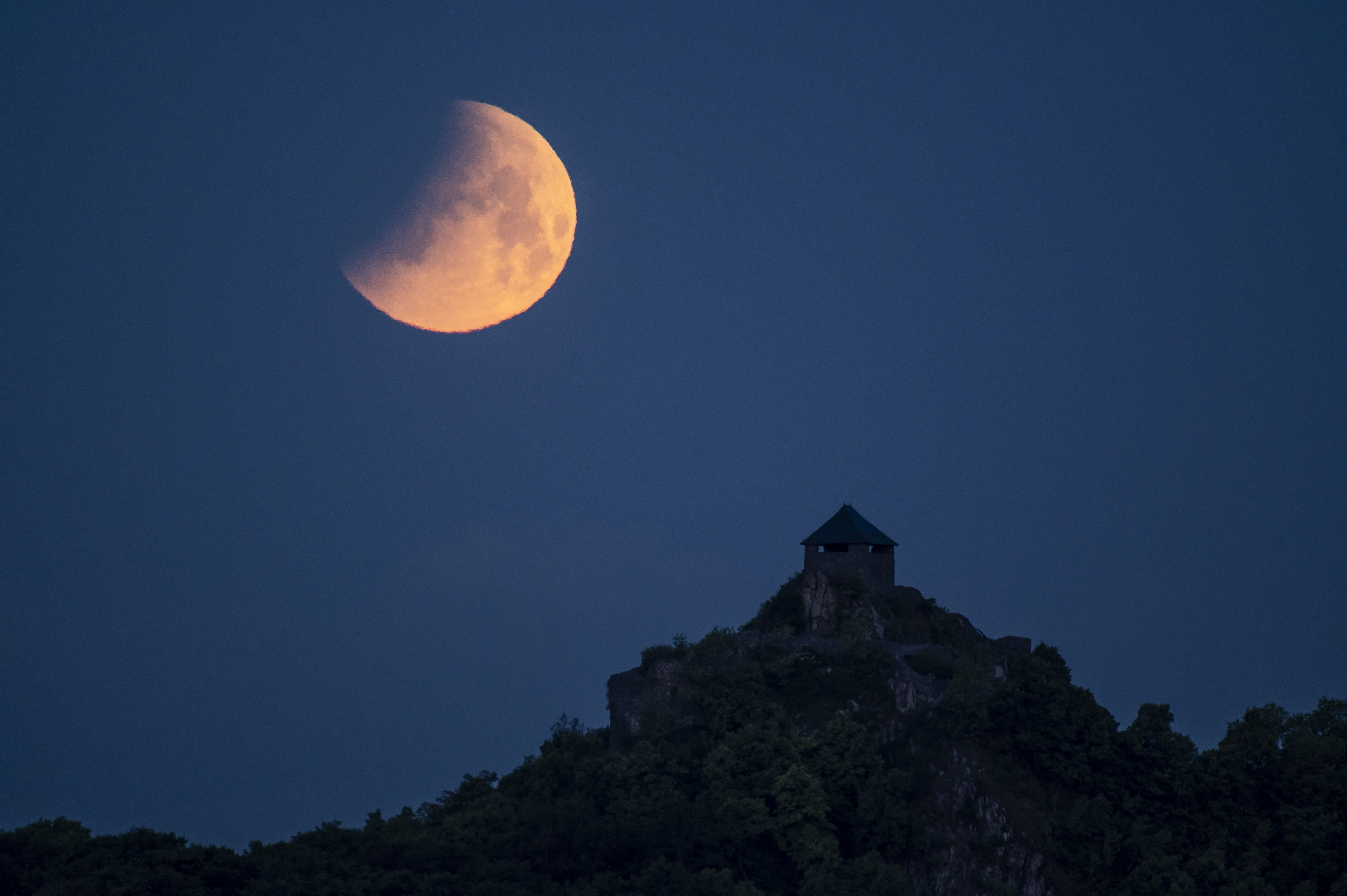 You can't make it up: Last night's lunar eclipse lasted for 3 hours and 28  minutes - The Boston Globe