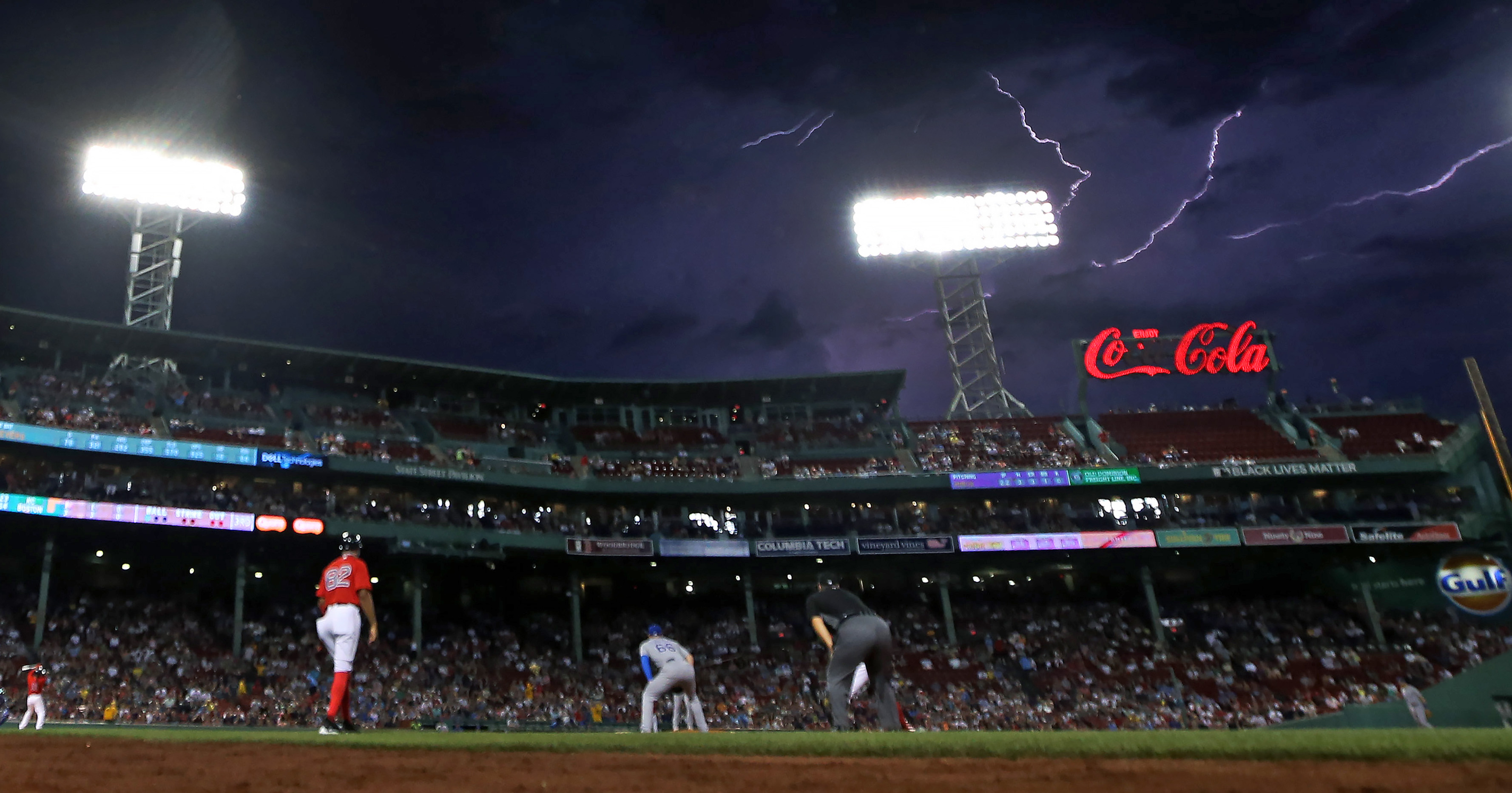 Even lightning can't slow Red Sox, who roll on to sixth straight win - The  Boston Globe