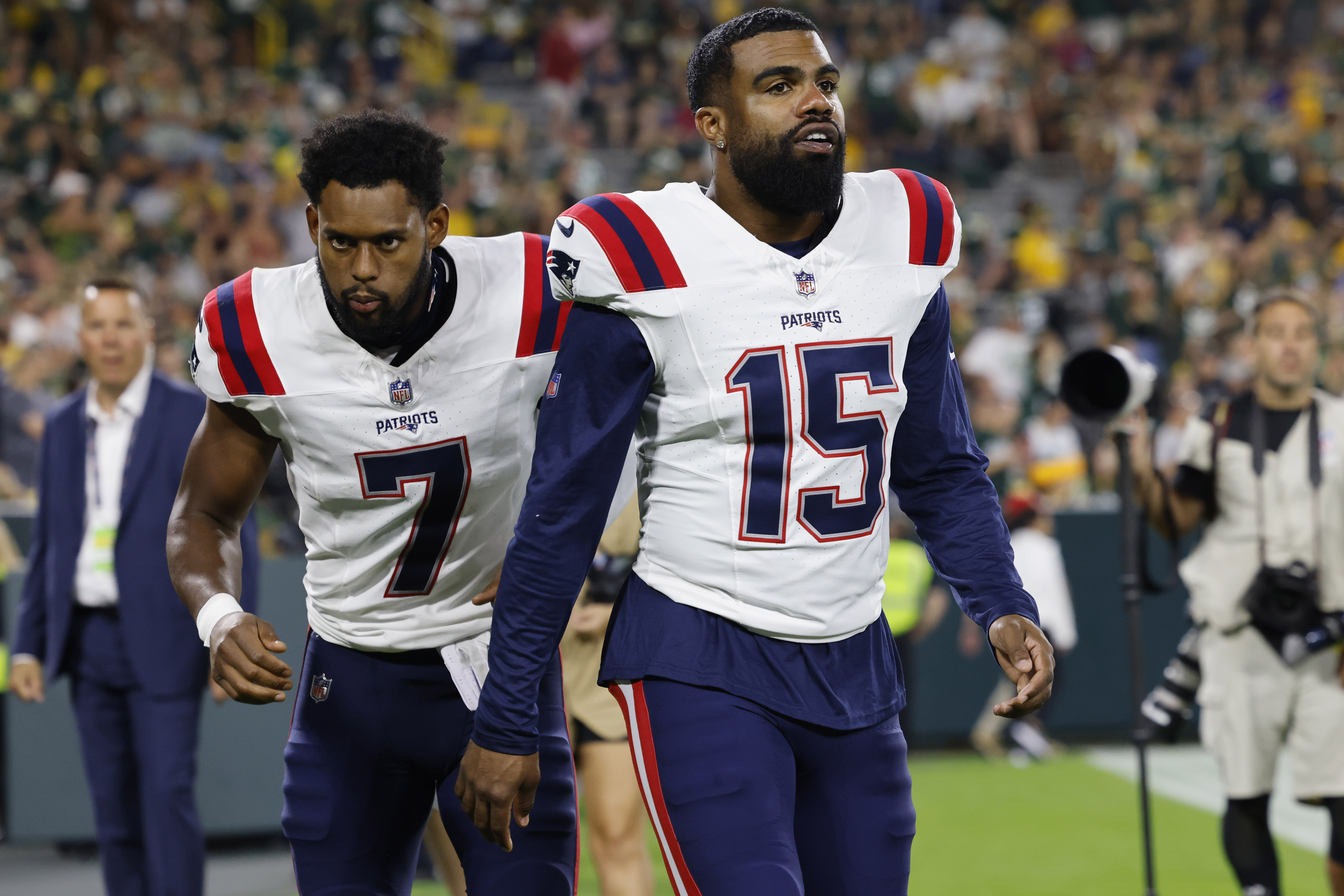 New England Patriots running back Ezekiel Elliott (15) hugs