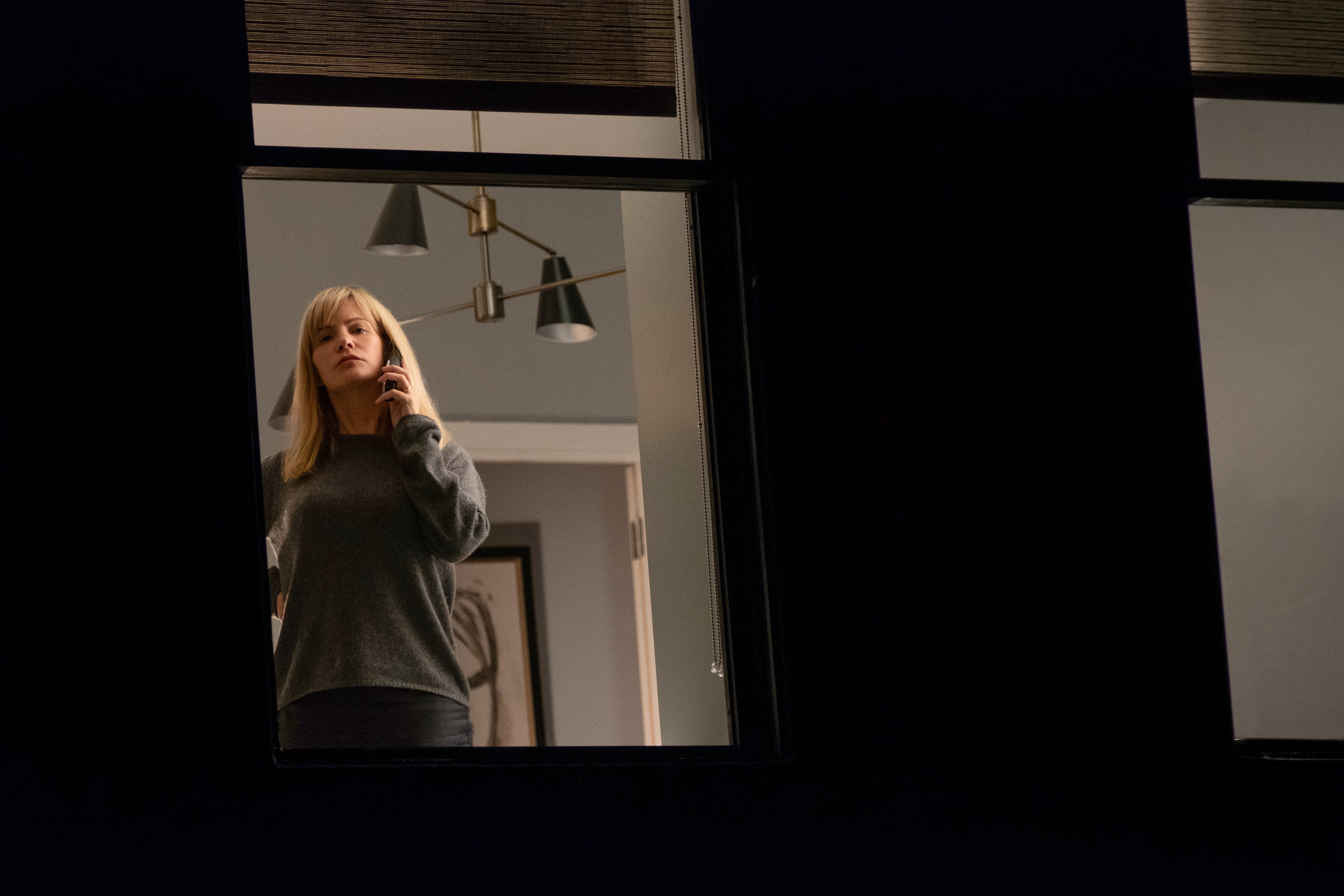 Is Jennifer Jason Leigh the title character in "The Woman in the Window"?
