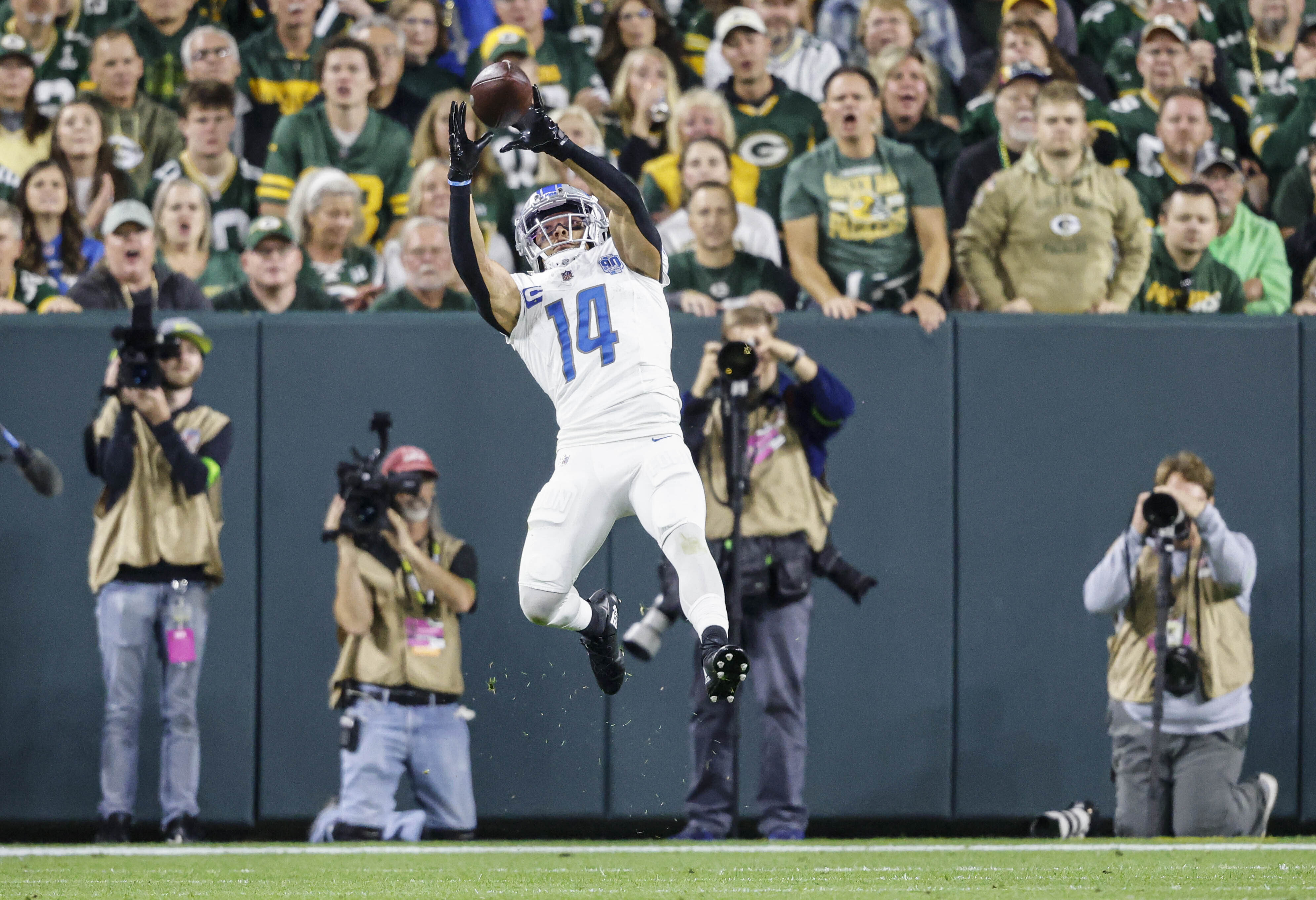 David Montgomery helps Lions top Packers, move into first in NFC North