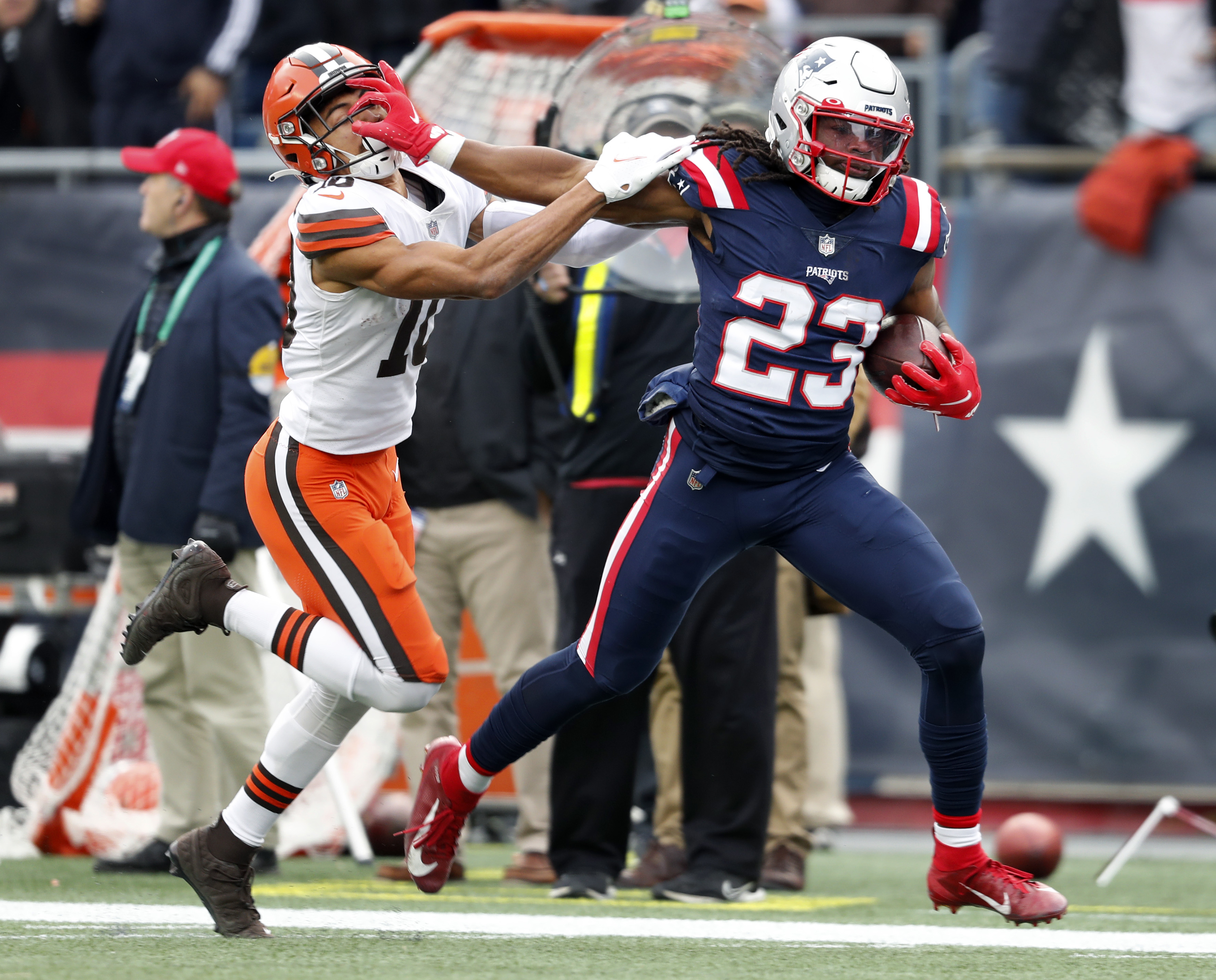 New England Patriots safety Kyle Dugger (23) plays in the first half during  an NFL football game against the Pittsburgh Steelers in Pittsburgh, Sunday,  Sept. 18, 2022. (AP Photo/Justin Berl Stock Photo - Alamy