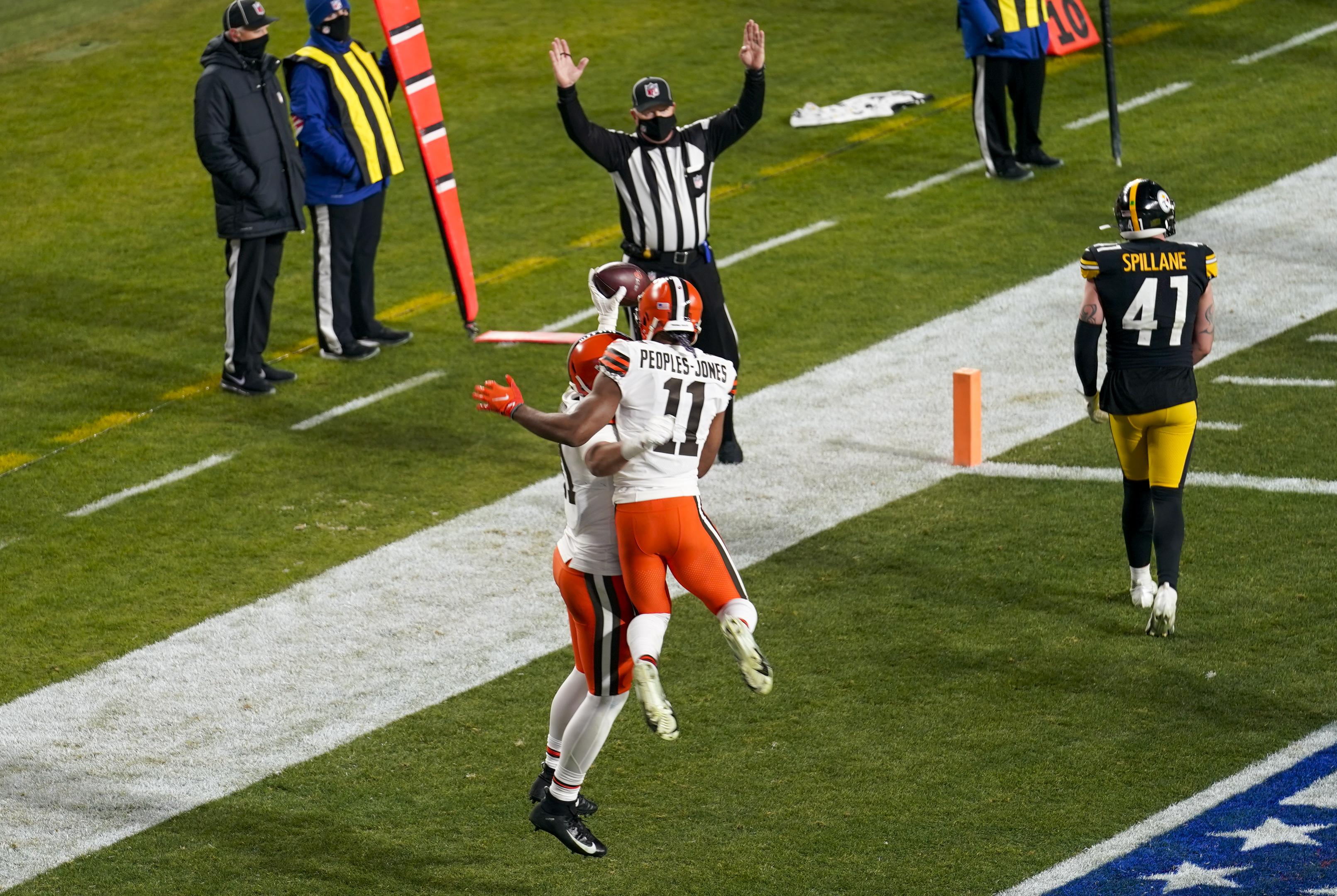 Browns top Steelers 48-37 for first playoff win since 1995