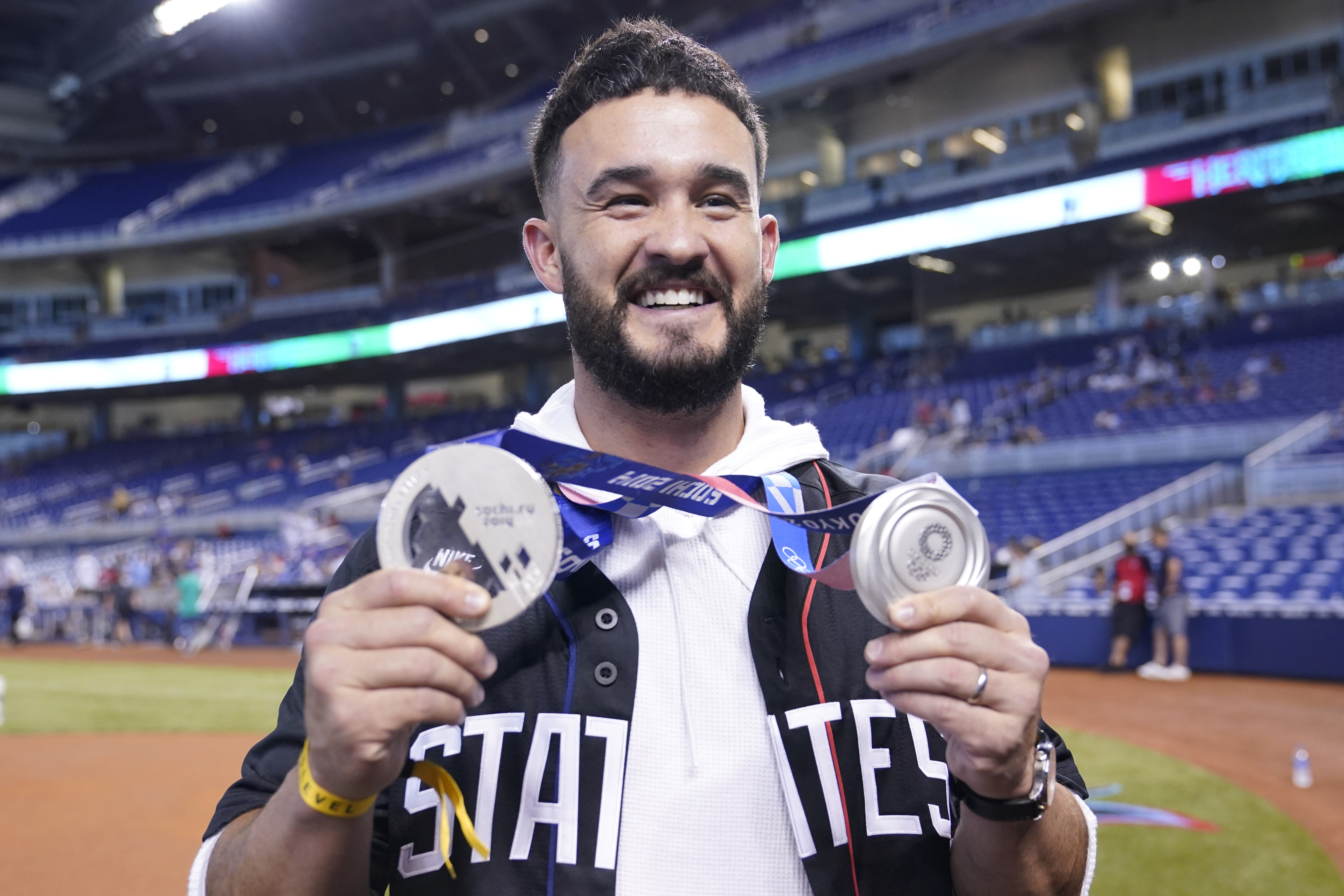 Brewers' Eddy Alvarez shows off his Olympic skills in the