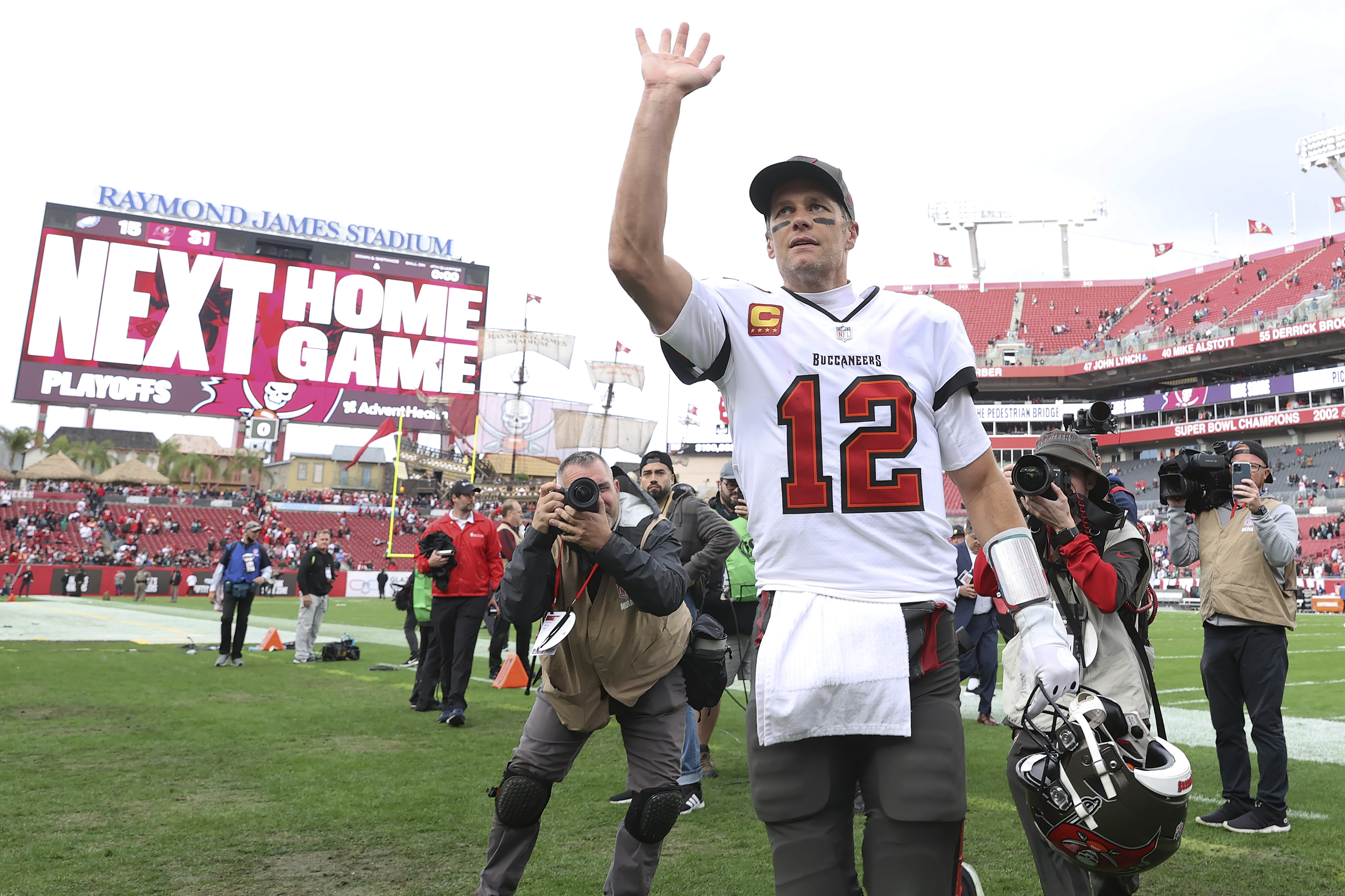 Classless Buccaneers' Tom Brady blows off handshake with Rams